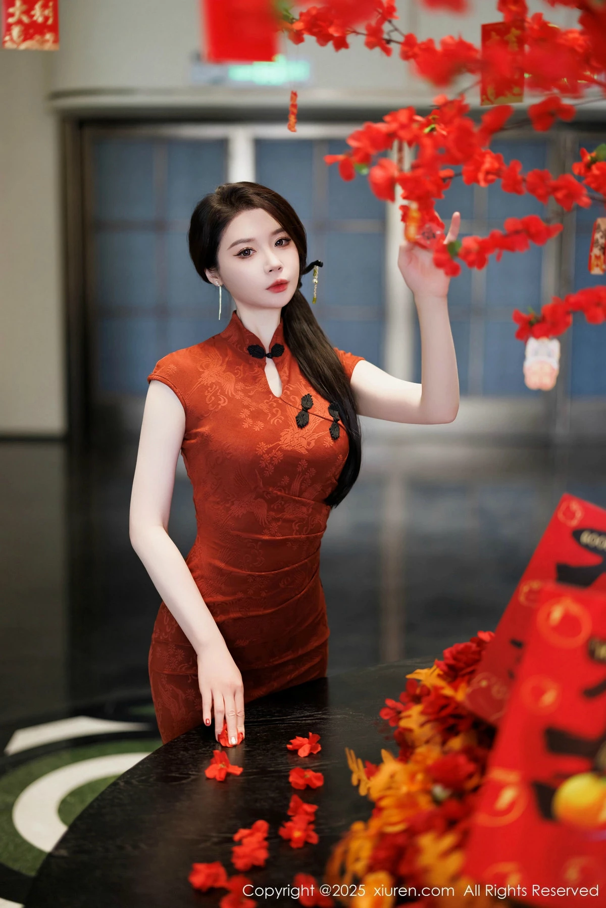 2kmn.vip_[XiuRen秀人网]No.9812_模特梦心玥性感红色旗袍服饰露红色内衣秀高挑曼妙身姿诱惑写真91P