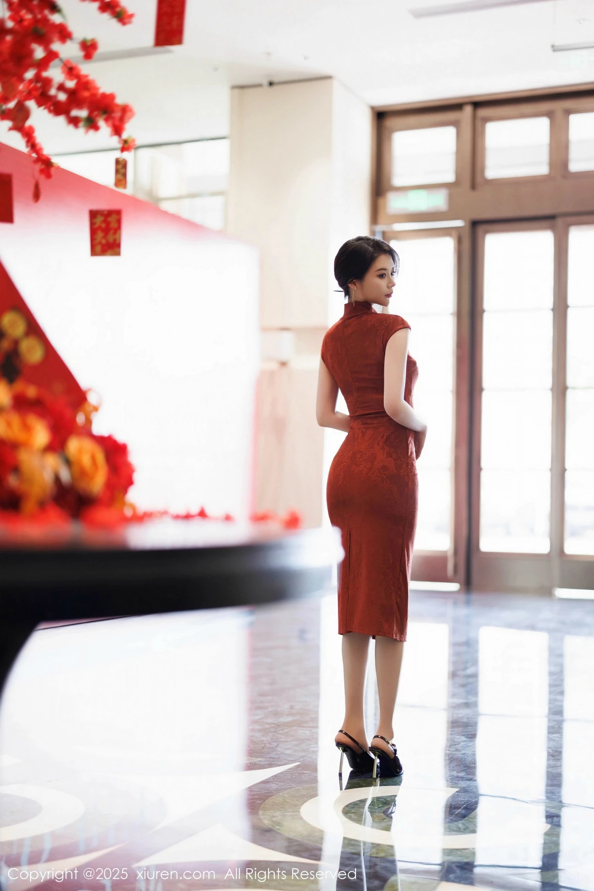 2kmn.vip_[XiuRen秀人网]No.9812_模特梦心玥性感红色旗袍服饰露红色内衣秀高挑曼妙身姿诱惑写真91P
