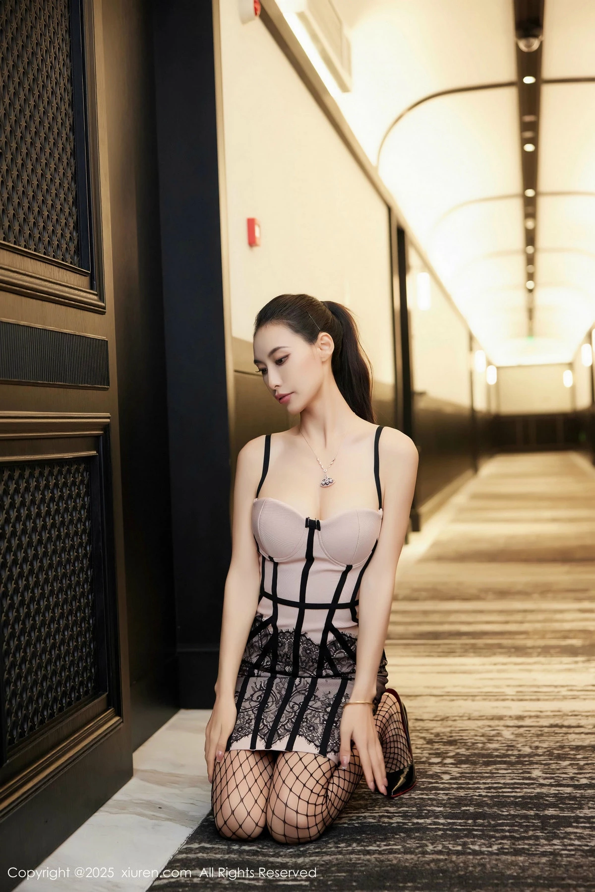 2kmn.vip_[XiuRen秀人网]No.9809_模特Lingyu69性感粉色连衣裙露连体黑丝网袜秀惹火身材诱惑写真74P