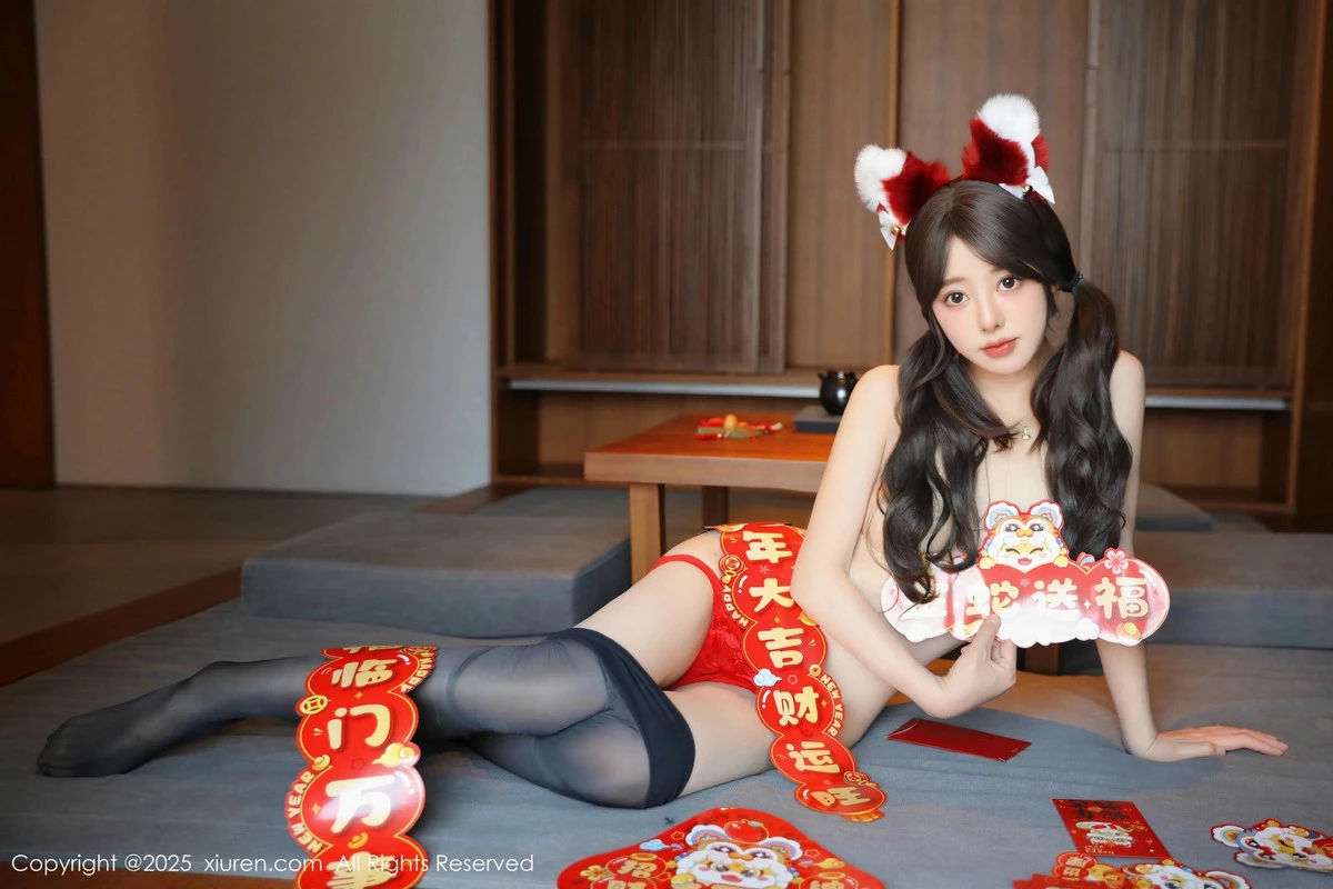 2kmn.vip_[XiuRen秀人网]No.9814_模特桃妖夭红色喜庆女仆服露红色内衣配超薄黑丝秀美腿诱惑写真87P