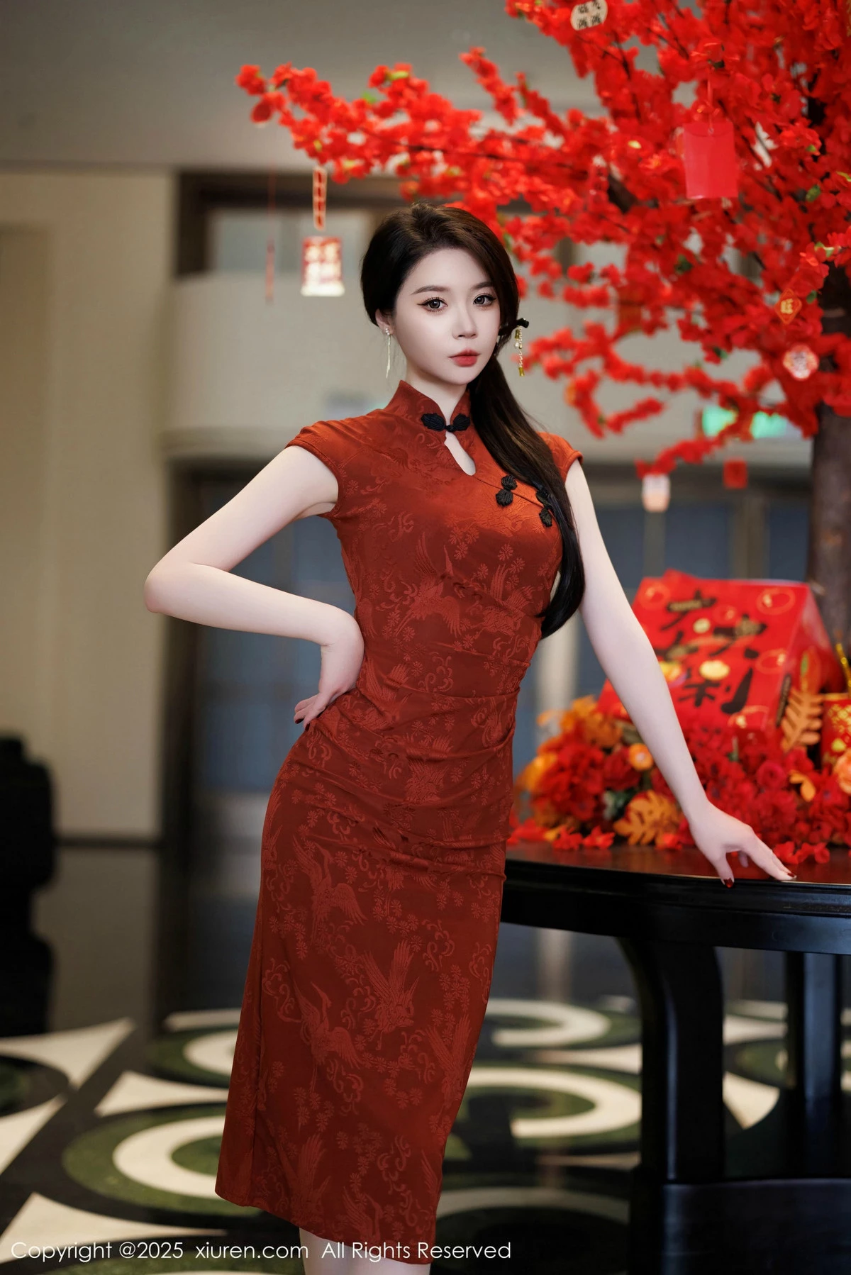 2kmn.vip_[XiuRen秀人网]No.9812_模特梦心玥性感红色旗袍服饰露红色内衣秀高挑曼妙身姿诱惑写真91P