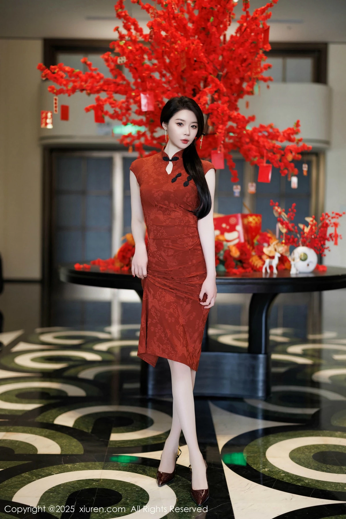2kmn.vip_[XiuRen秀人网]No.9812_模特梦心玥性感红色旗袍服饰露红色内衣秀高挑曼妙身姿诱惑写真91P