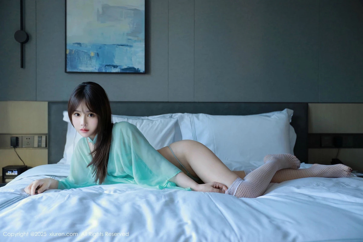 2kmn.vip_[XiuRen秀人网]No.9807_女神Evelyn艾莉性感绿色情趣服饰配白色网袜秀曼妙身材诱惑写真92P