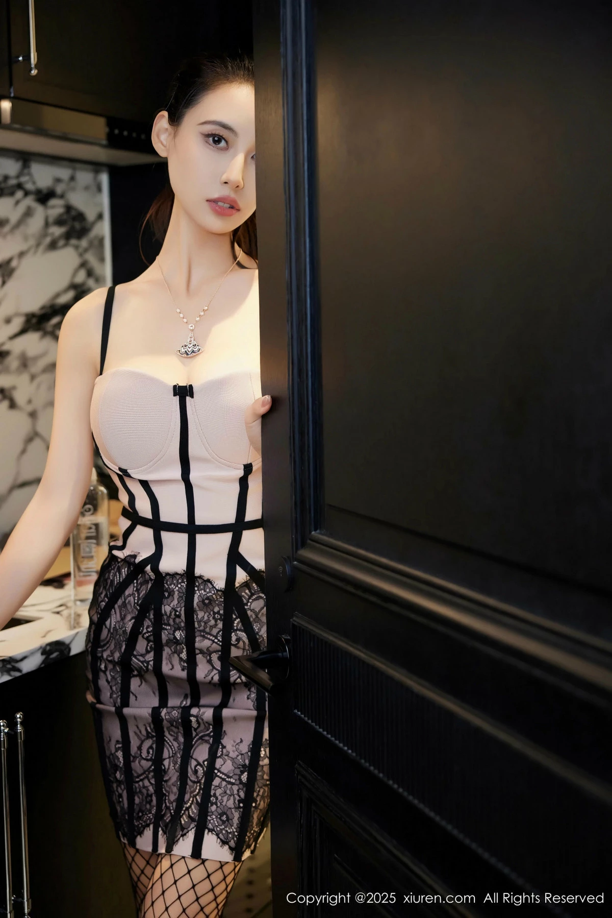 2kmn.vip_[XiuRen秀人网]No.9809_模特Lingyu69性感粉色连衣裙露连体黑丝网袜秀惹火身材诱惑写真74P