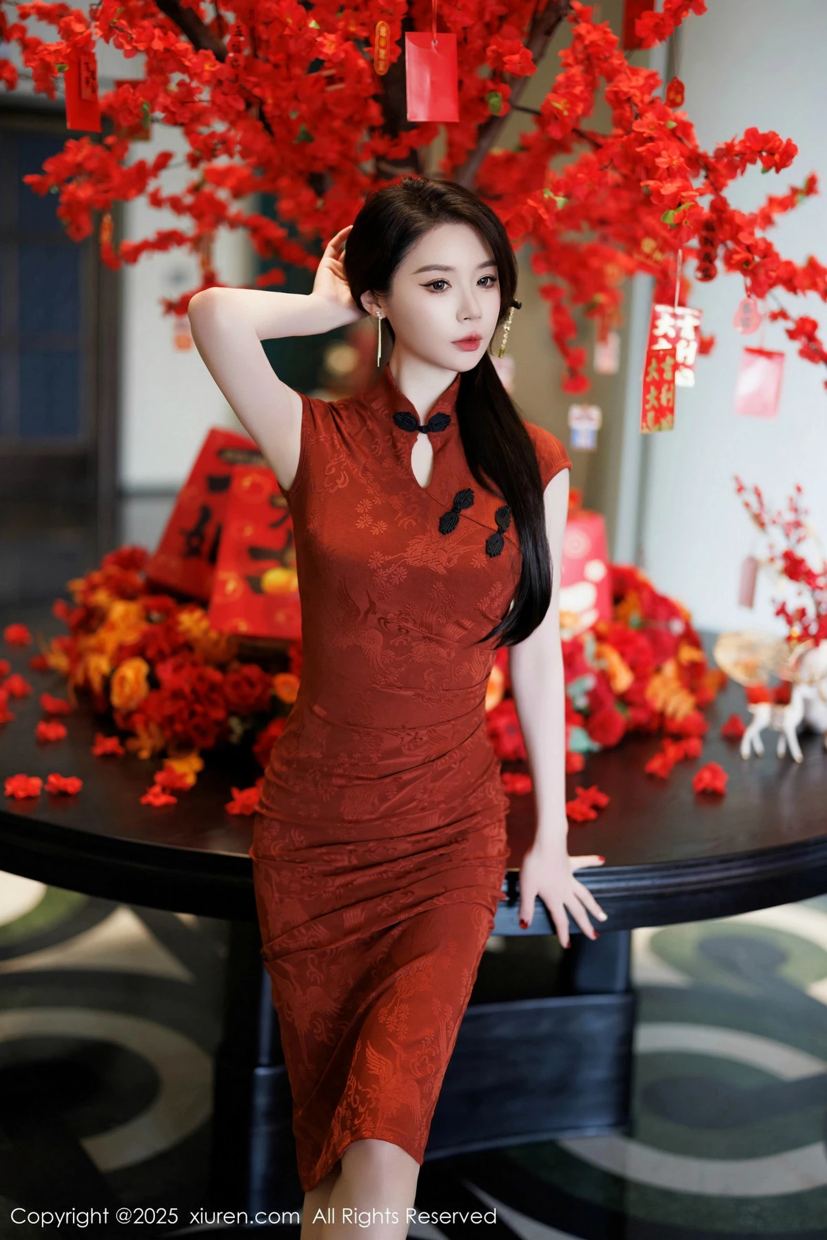 2kmn.vip_[XiuRen秀人网]No.9812_模特梦心玥性感红色旗袍服饰露红色内衣秀高挑曼妙身姿诱惑写真91P