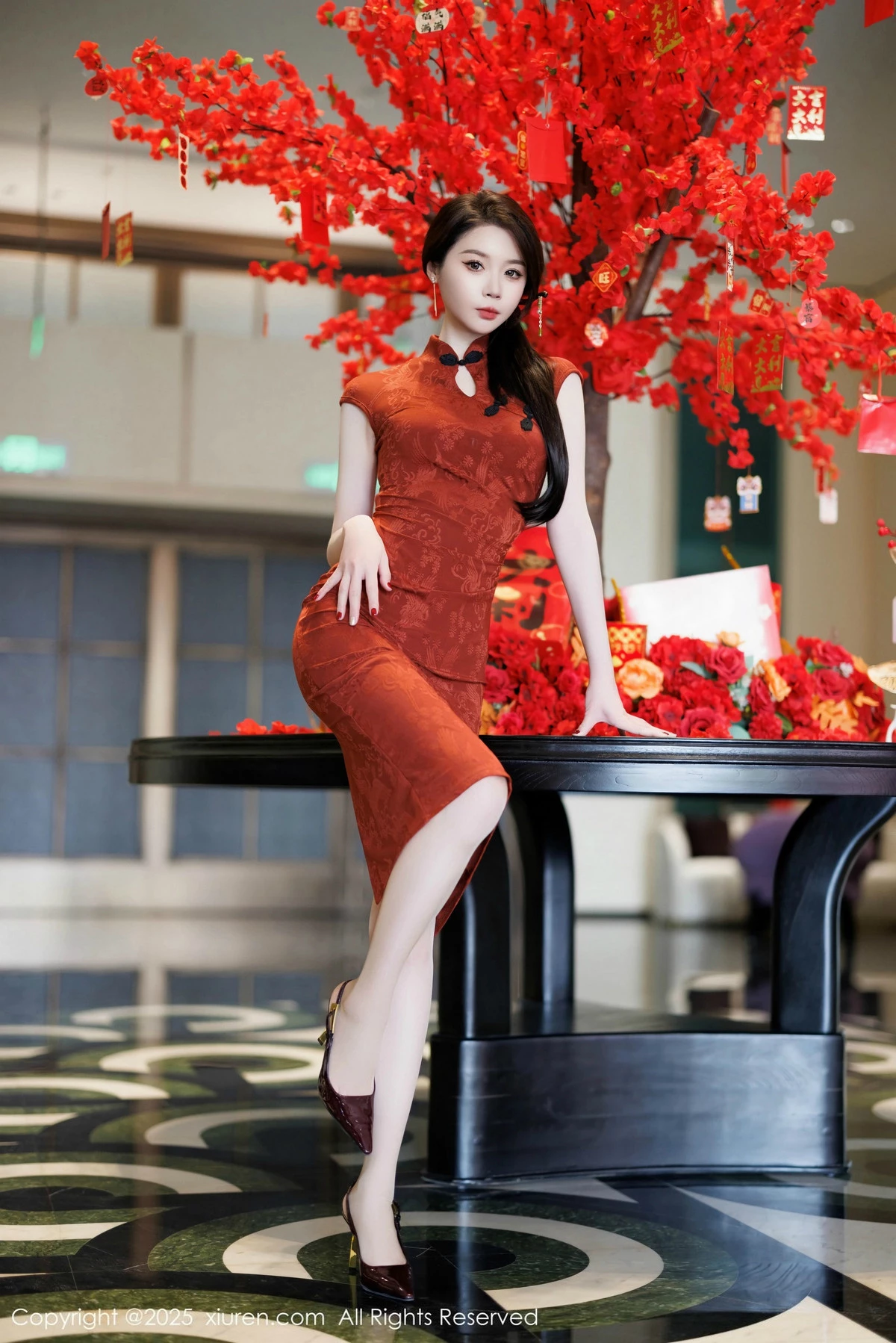 2kmn.vip_[XiuRen秀人网]No.9812_模特梦心玥性感红色旗袍服饰露红色内衣秀高挑曼妙身姿诱惑写真91P