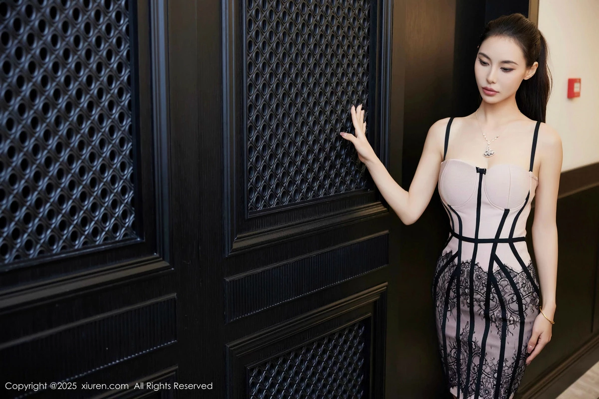 2kmn.vip_[XiuRen秀人网]No.9809_模特Lingyu69性感粉色连衣裙露连体黑丝网袜秀惹火身材诱惑写真74P