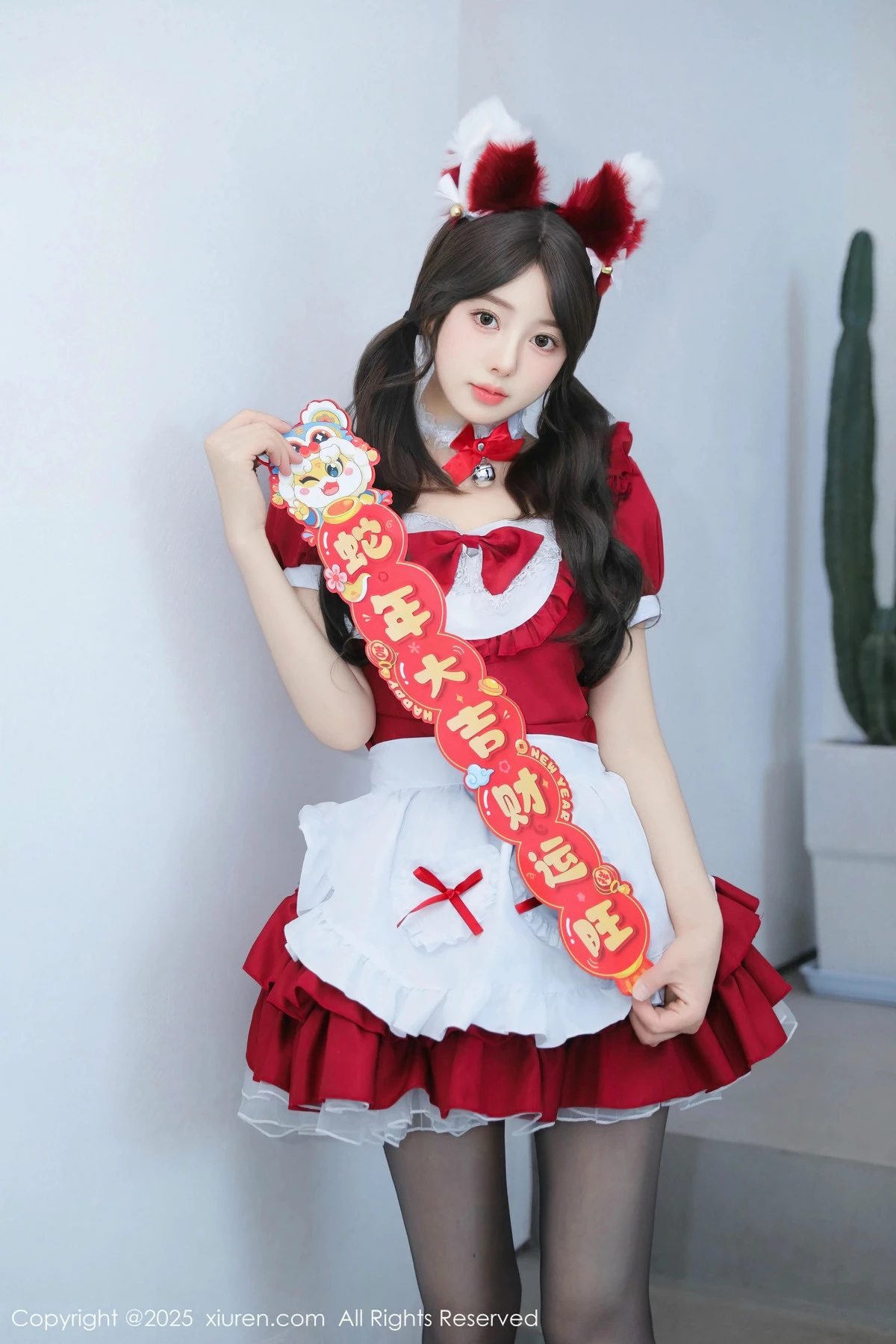 2kmn.vip_[XiuRen秀人网]No.9814_模特桃妖夭红色喜庆女仆服露红色内衣配超薄黑丝秀美腿诱惑写真87P