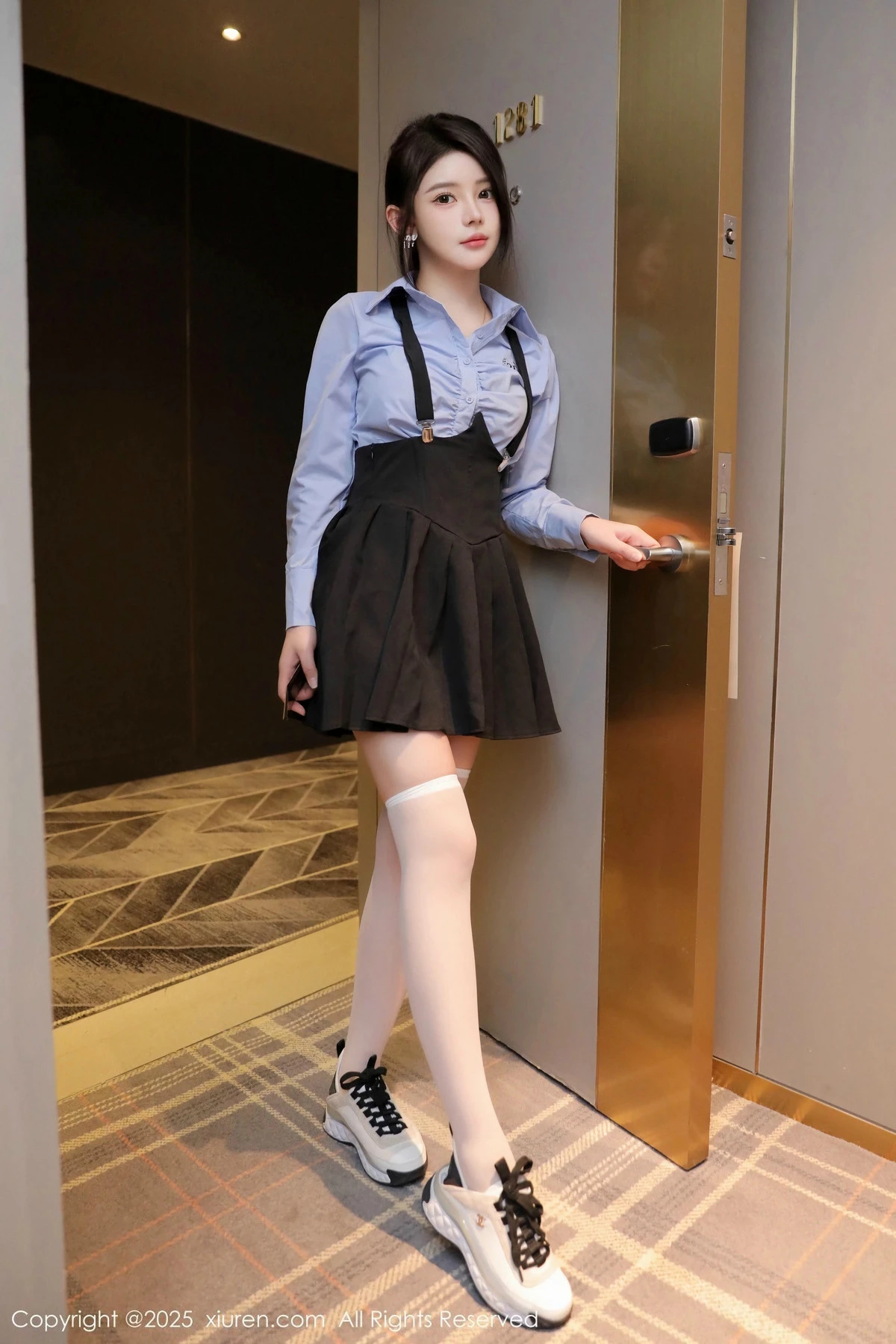 2kmn.vip_[XiuRen秀人网]No.9819_模特爱酱里性感蓝T配黑色吊带短裙露白丝袜秀完美身材诱惑写真80P