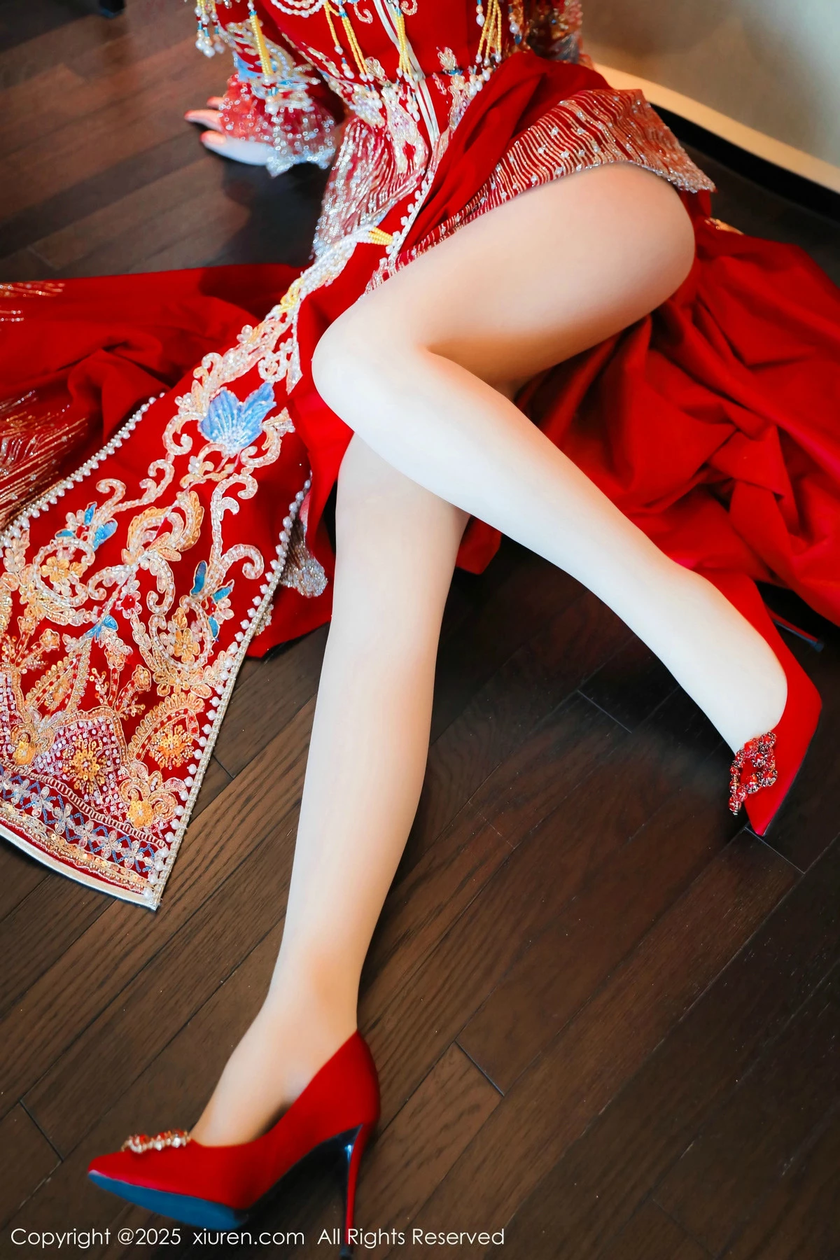 2kmn.vip_[XiuRen秀人网]No.9823_模特蛋蛋宝新年主题性感红色新娘装露白色内衣秀丰腴身材诱惑写真79P