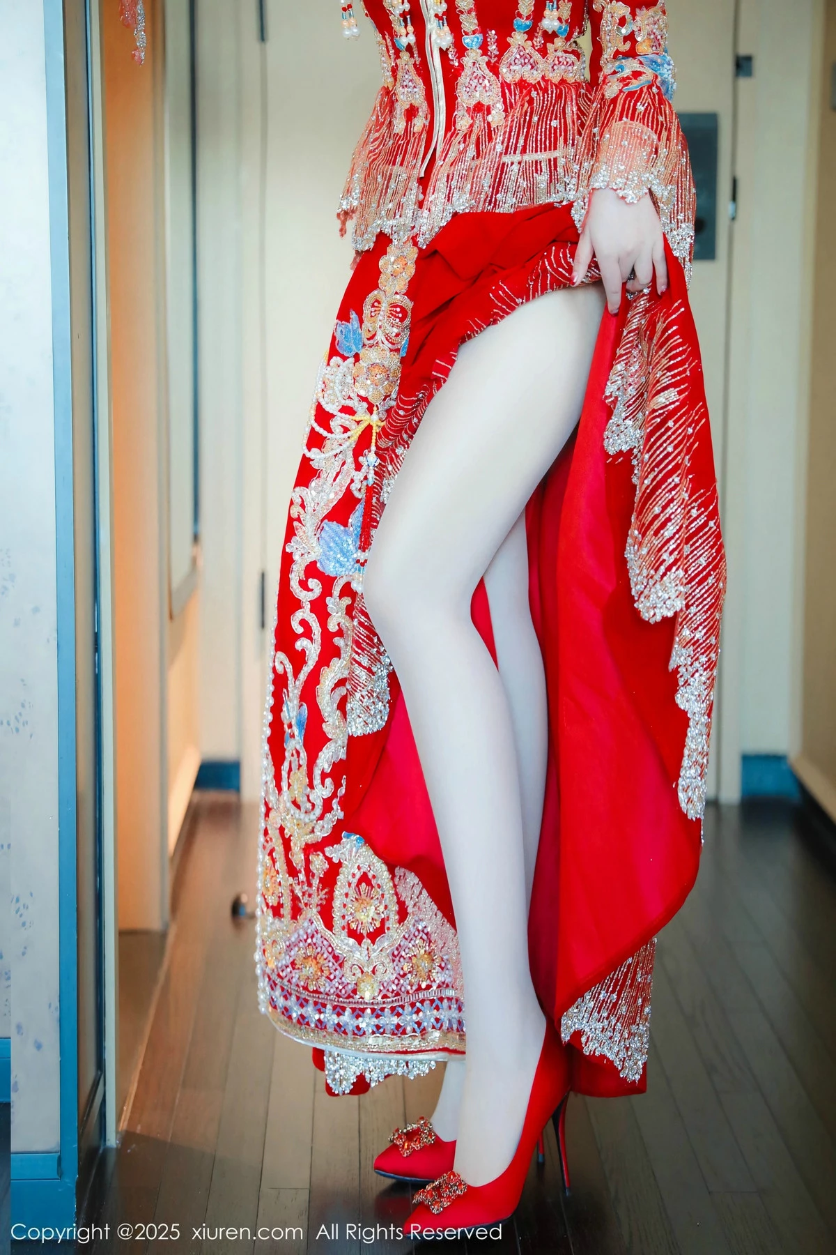 2kmn.vip_[XiuRen秀人网]No.9823_模特蛋蛋宝新年主题性感红色新娘装露白色内衣秀丰腴身材诱惑写真79P