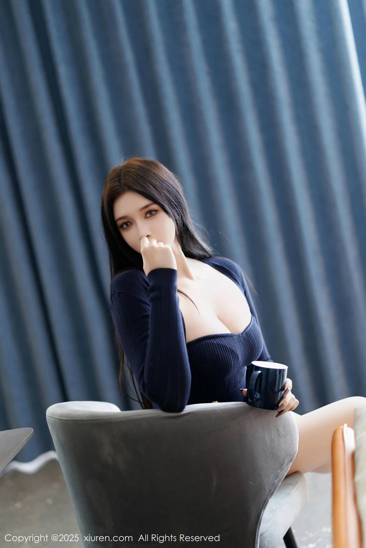 2kmn.vip_[XiuRen秀人网]No.9820_模特娜比性感深蓝服饰露黑色蕾丝内衣配超薄肉丝秀美腿诱惑写真90P