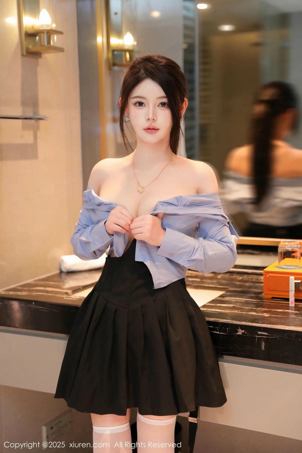 2kmn.vip_[XiuRen秀人网]No.9819_模特爱酱里性感蓝T配黑色吊带短裙露白丝袜秀完美身材诱惑写真80P