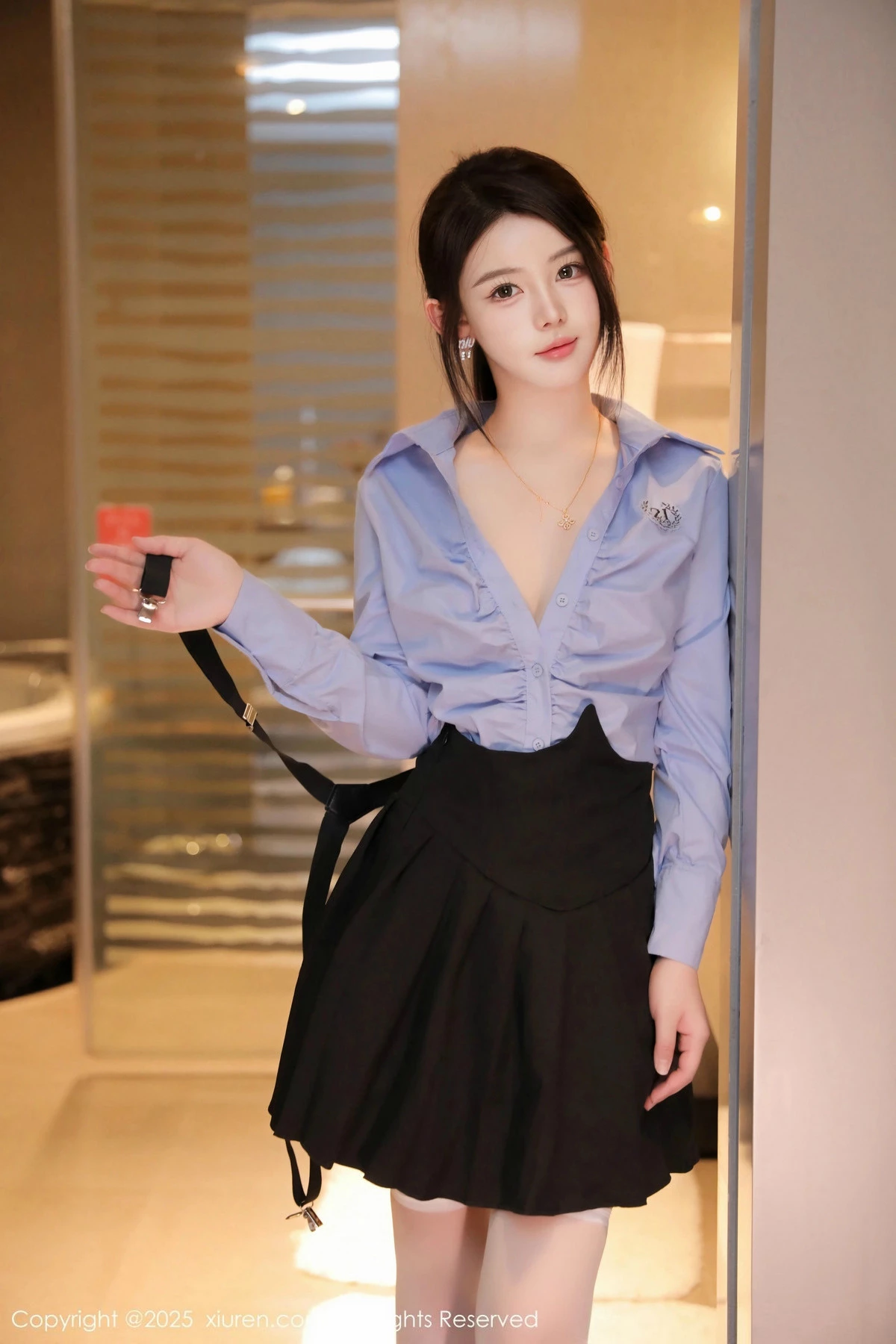 2kmn.vip_[XiuRen秀人网]No.9819_模特爱酱里性感蓝T配黑色吊带短裙露白丝袜秀完美身材诱惑写真80P