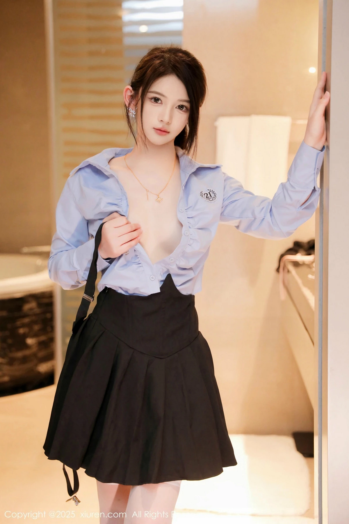 2kmn.vip_[XiuRen秀人网]No.9819_模特爱酱里性感蓝T配黑色吊带短裙露白丝袜秀完美身材诱惑写真80P