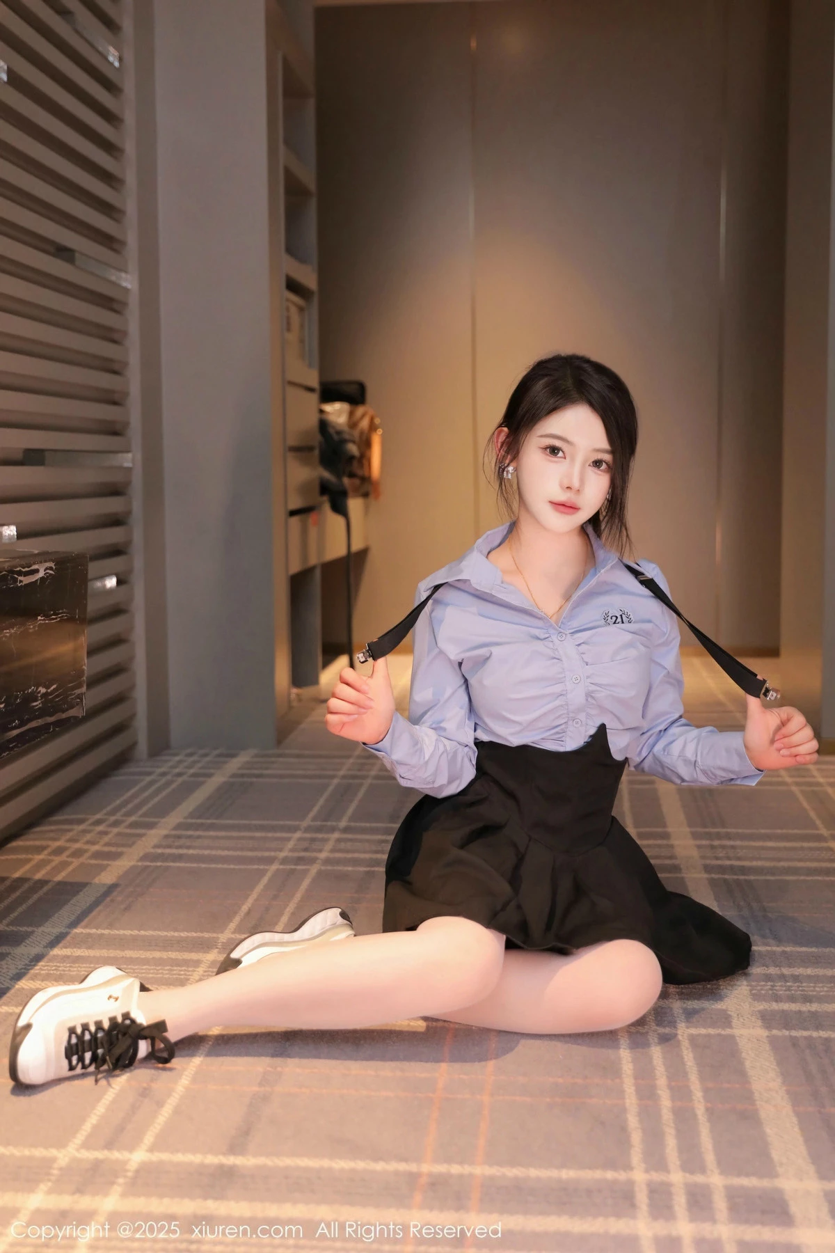 2kmn.vip_[XiuRen秀人网]No.9819_模特爱酱里性感蓝T配黑色吊带短裙露白丝袜秀完美身材诱惑写真80P