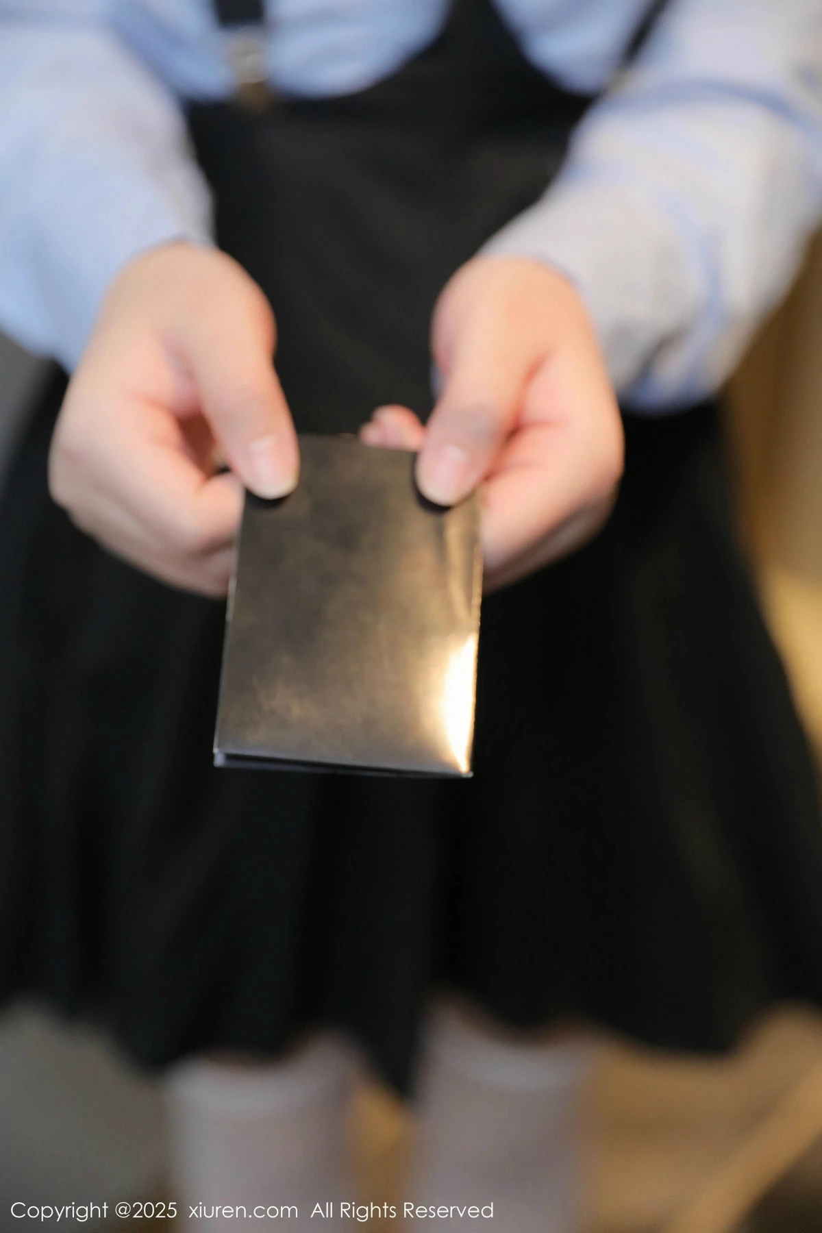 2kmn.vip_[XiuRen秀人网]No.9819_模特爱酱里性感蓝T配黑色吊带短裙露白丝袜秀完美身材诱惑写真80P