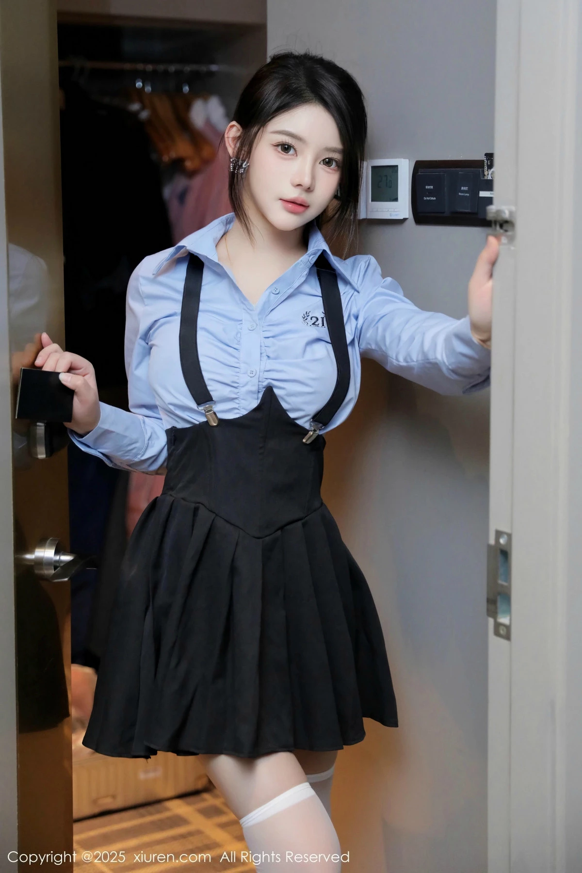 2kmn.vip_[XiuRen秀人网]No.9819_模特爱酱里性感蓝T配黑色吊带短裙露白丝袜秀完美身材诱惑写真80P