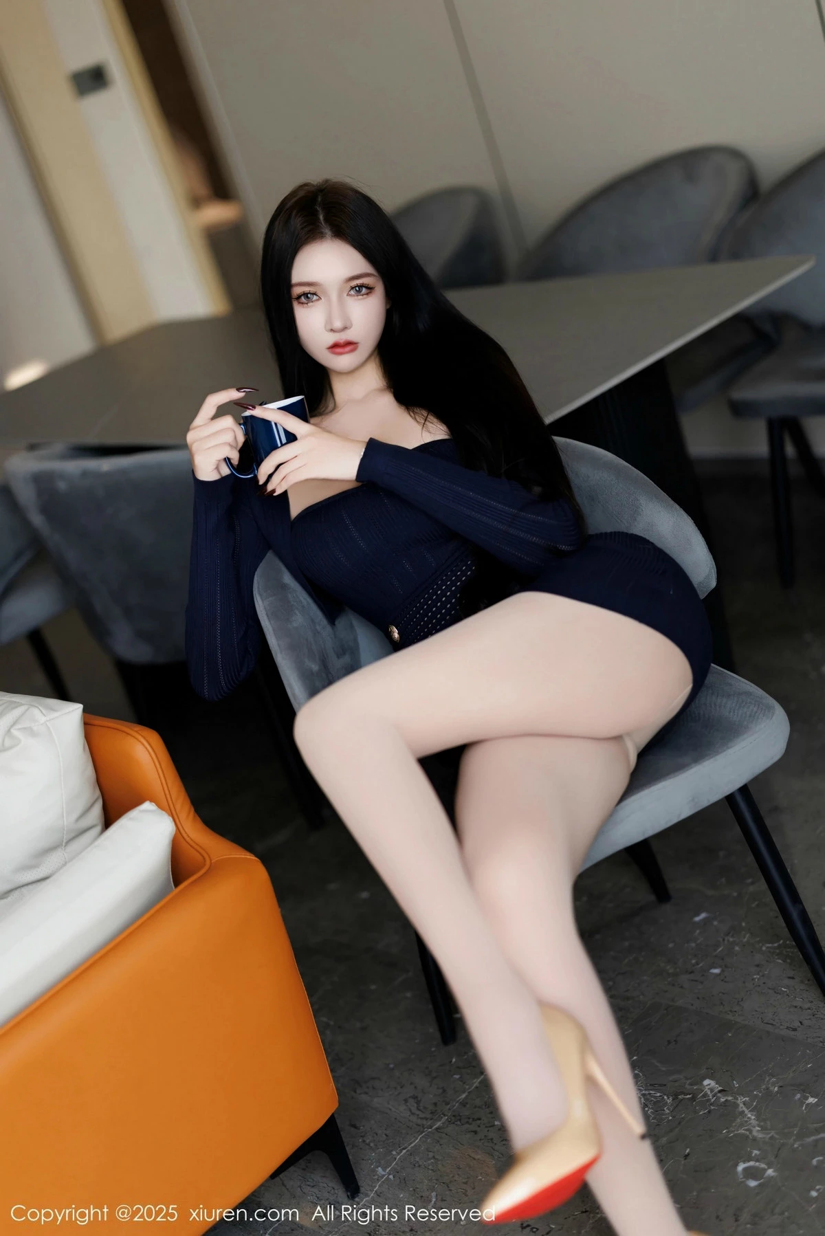 2kmn.vip_[XiuRen秀人网]No.9820_模特娜比性感深蓝服饰露黑色蕾丝内衣配超薄肉丝秀美腿诱惑写真90P