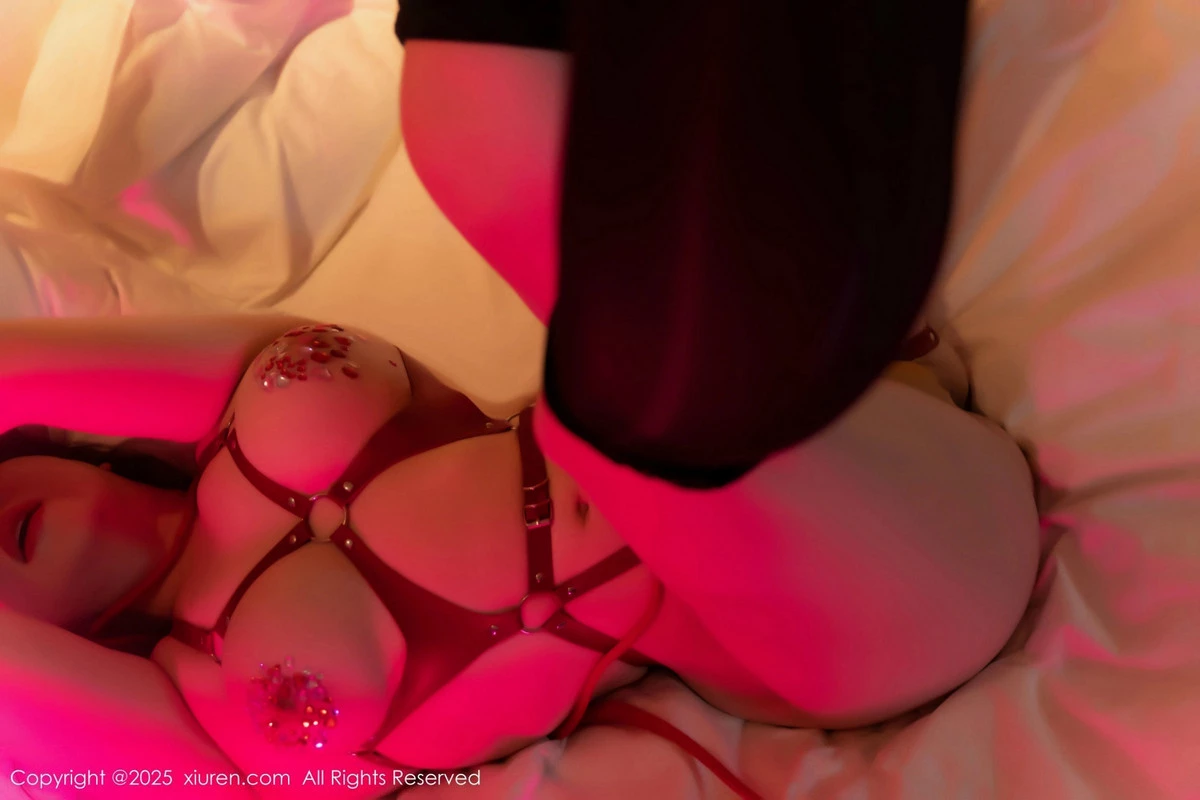 2kmn.vip_[XiuRen秀人网]No.9817_模特风景尤美性感红色蕾丝内衣+红色情趣服饰秀惹火身材诱惑写真89P