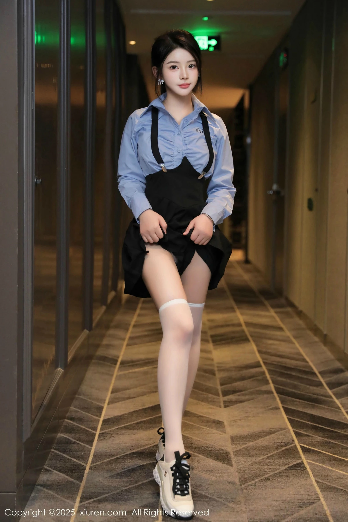 2kmn.vip_[XiuRen秀人网]No.9819_模特爱酱里性感蓝T配黑色吊带短裙露白丝袜秀完美身材诱惑写真80P