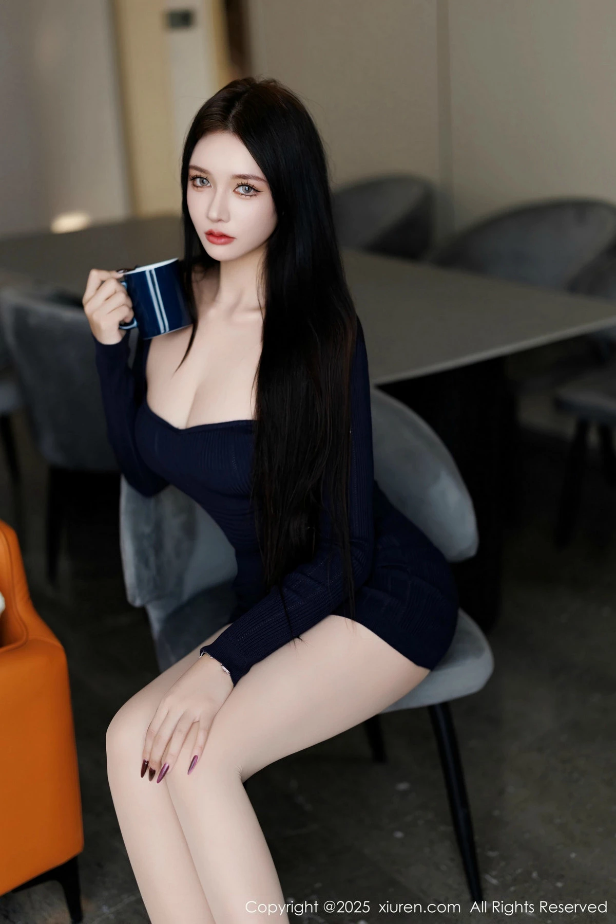 2kmn.vip_[XiuRen秀人网]No.9820_模特娜比性感深蓝服饰露黑色蕾丝内衣配超薄肉丝秀美腿诱惑写真90P