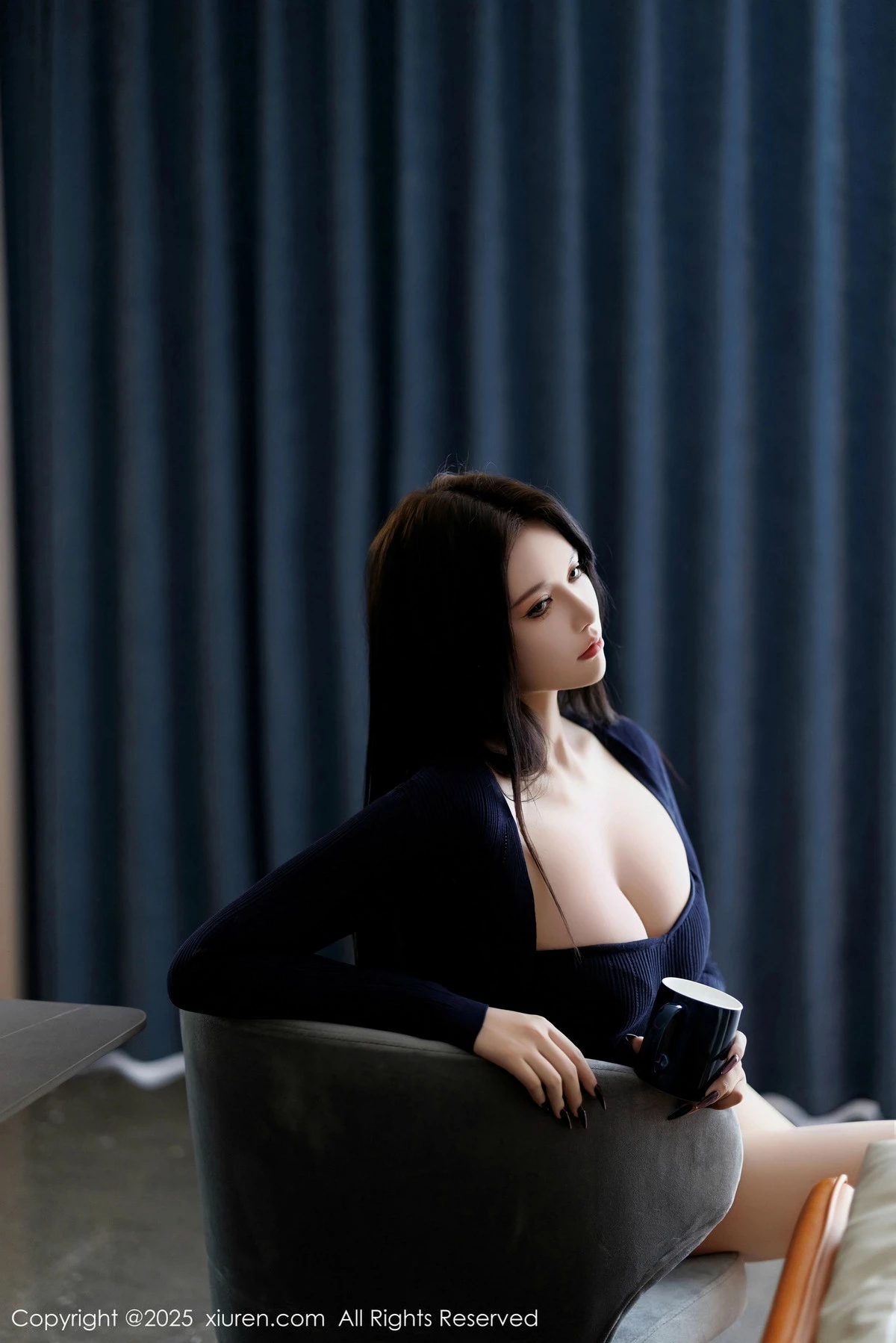 2kmn.vip_[XiuRen秀人网]No.9820_模特娜比性感深蓝服饰露黑色蕾丝内衣配超薄肉丝秀美腿诱惑写真90P