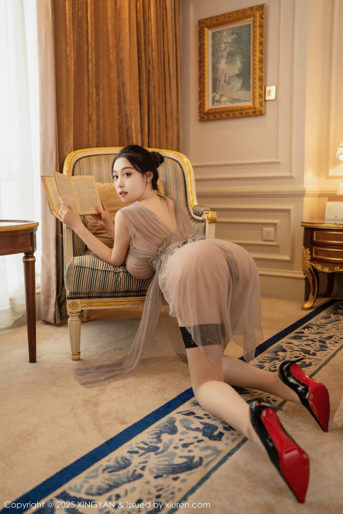 2kmn.vip_[XINGYAN星颜社]VOL.303_模特清妙性感浅灰色薄纱情趣服饰配黑丝袜秀完美身材诱惑写真80P