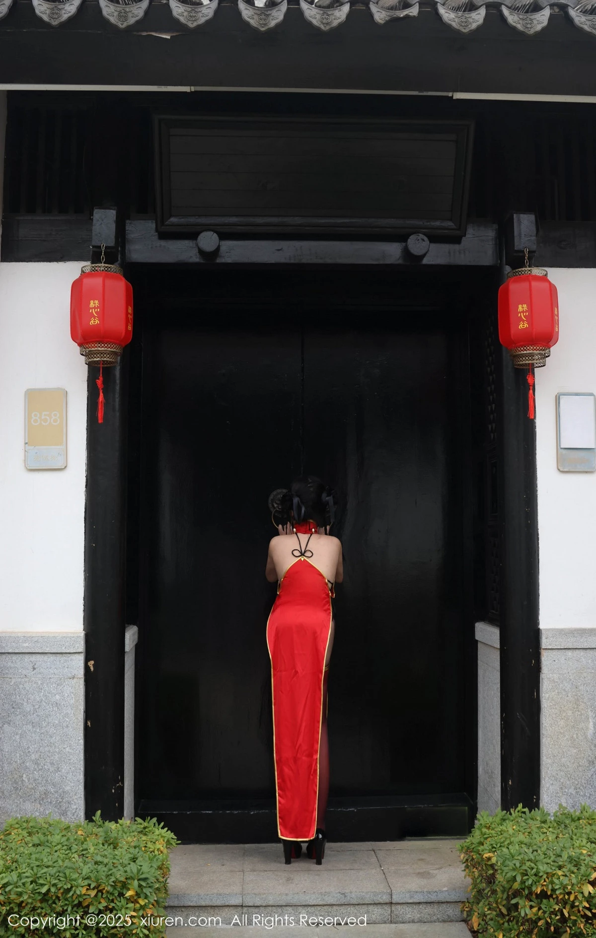 2kmn.vip_[XiuRen秀人网]No.9834_模特小薯条nienie性感红色旗袍配红丝吊袜秀曼妙身姿诱惑写真131P