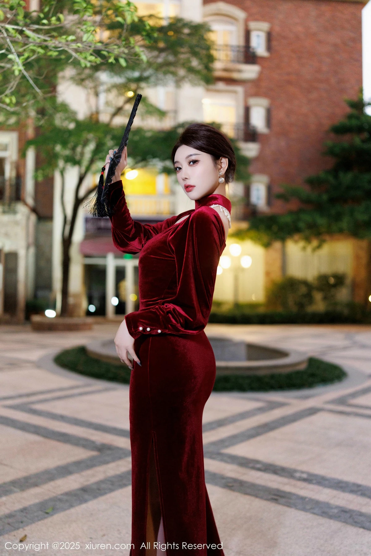 2kmn.vip_[XiuRen秀人网]No.9831_女神杨晨晨Yome性感深色旗袍+红色蕾丝内衣秀丰腴身材诱惑写真90P