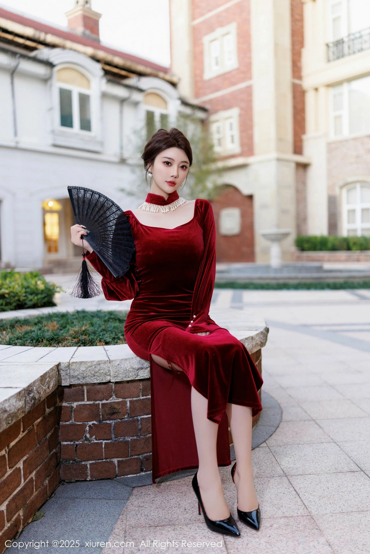 2kmn.vip_[XiuRen秀人网]No.9831_女神杨晨晨Yome性感深色旗袍+红色蕾丝内衣秀丰腴身材诱惑写真90P