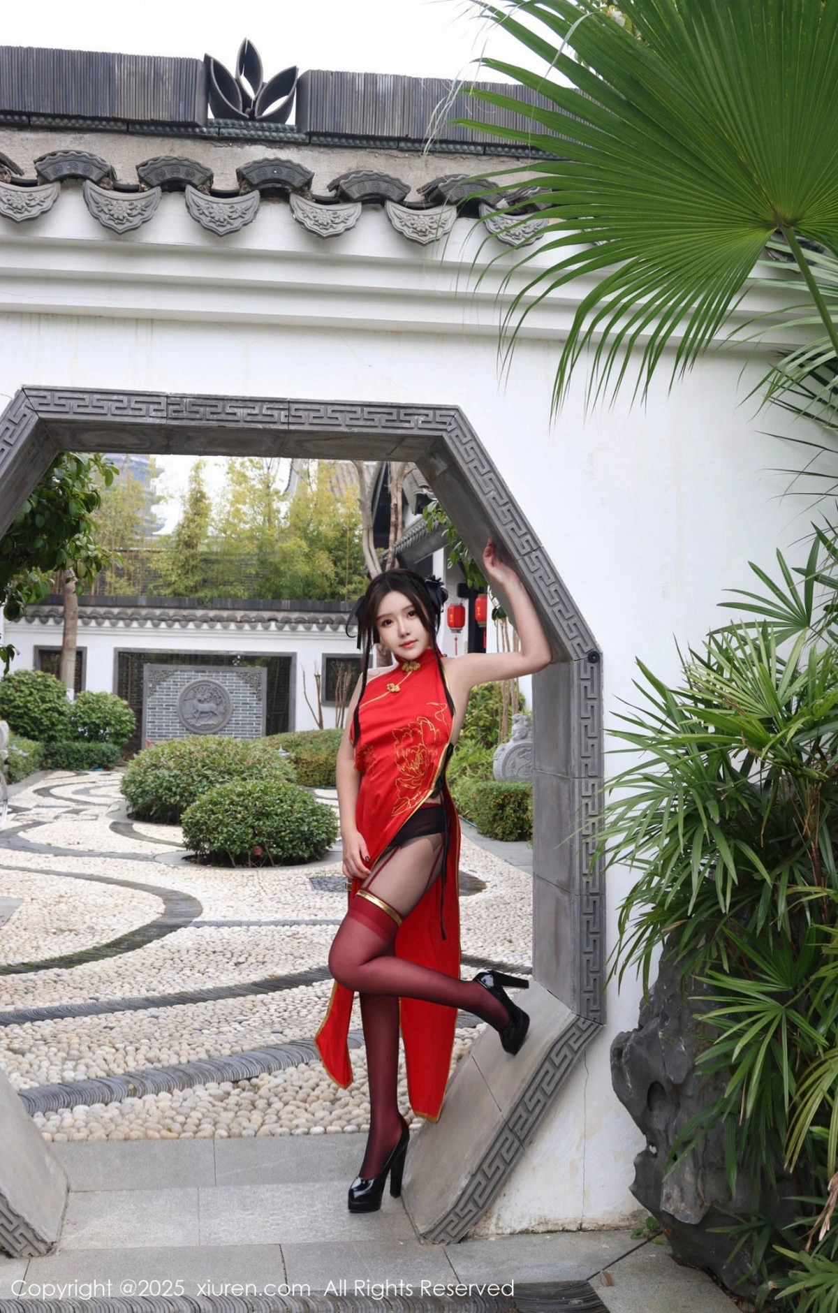 2kmn.vip_[XiuRen秀人网]No.9834_模特小薯条nienie性感红色旗袍配红丝吊袜秀曼妙身姿诱惑写真131P