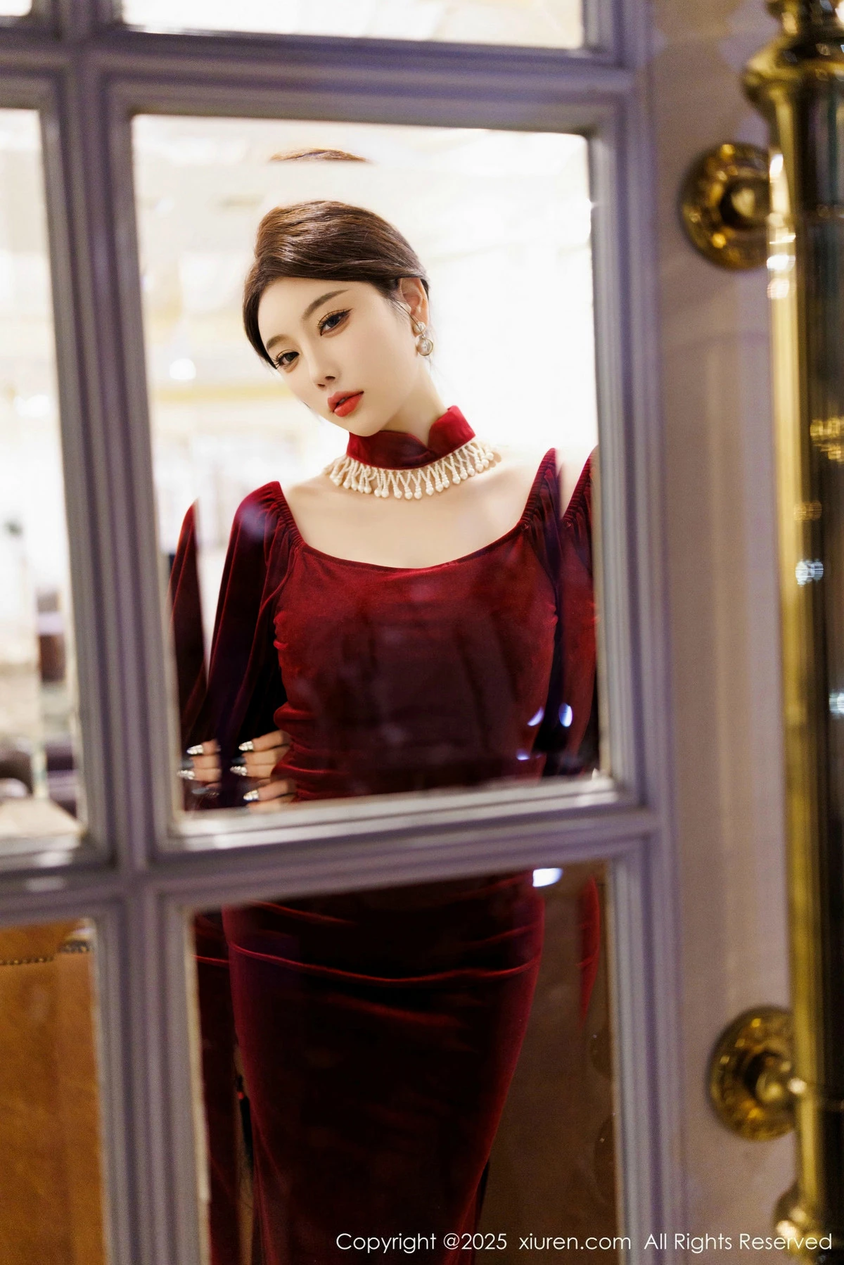 2kmn.vip_[XiuRen秀人网]No.9831_女神杨晨晨Yome性感深色旗袍+红色蕾丝内衣秀丰腴身材诱惑写真90P