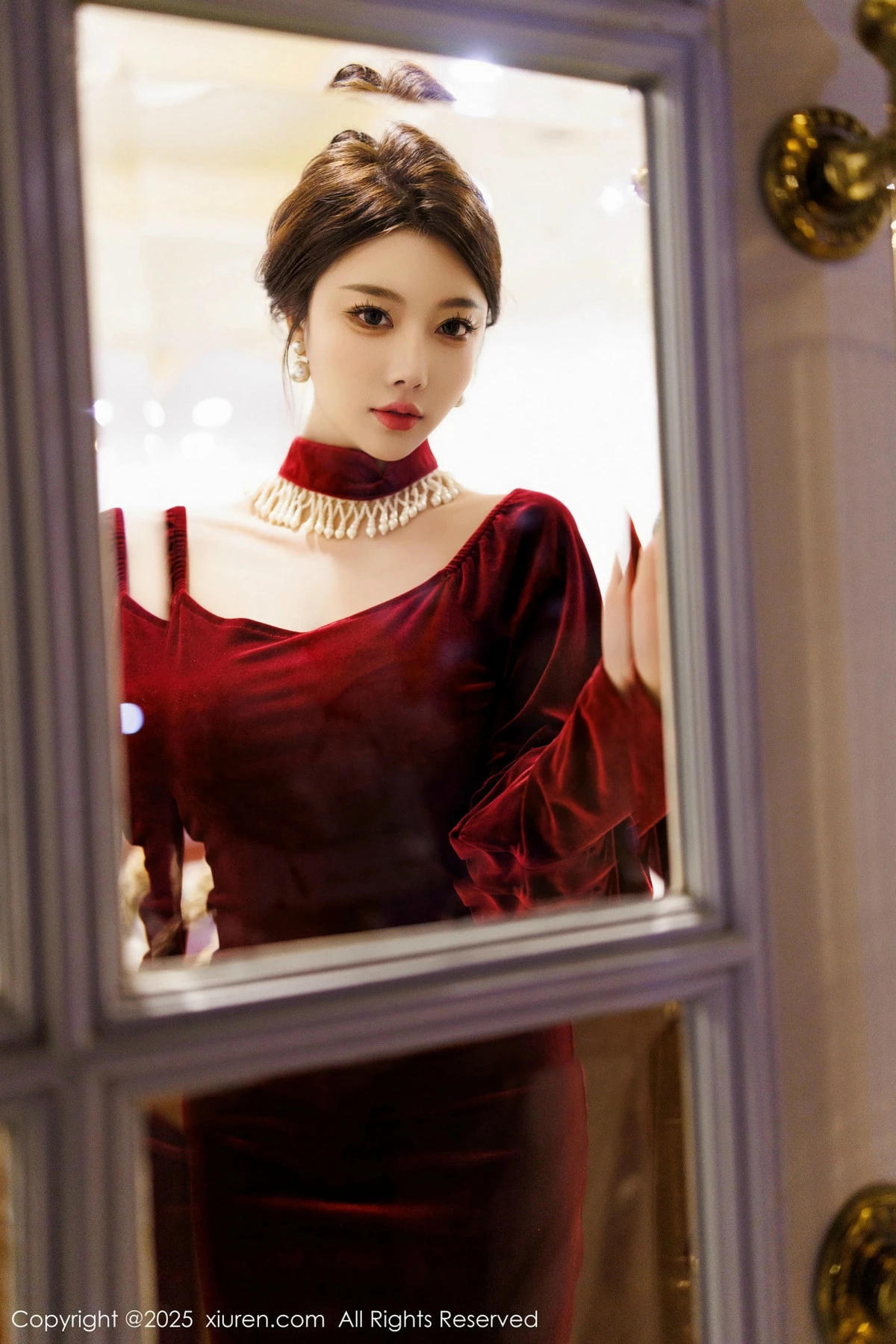 2kmn.vip_[XiuRen秀人网]No.9831_女神杨晨晨Yome性感深色旗袍+红色蕾丝内衣秀丰腴身材诱惑写真90P