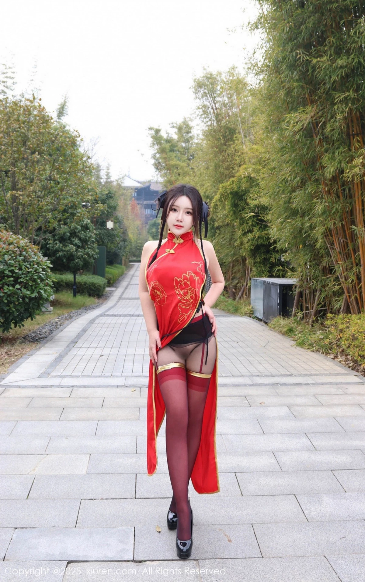 2kmn.vip_[XiuRen秀人网]No.9834_模特小薯条nienie性感红色旗袍配红丝吊袜秀曼妙身姿诱惑写真131P