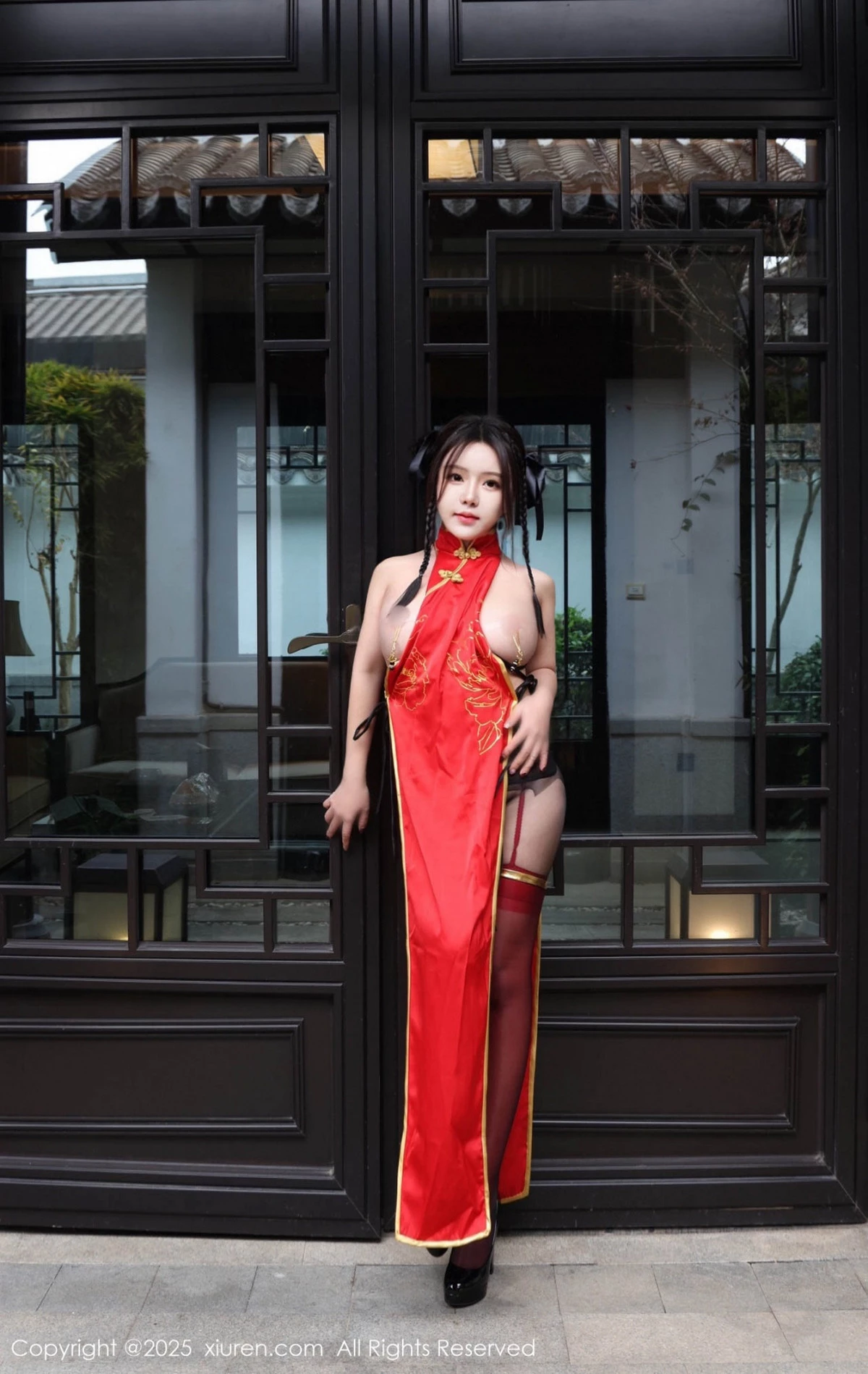 2kmn.vip_[XiuRen秀人网]No.9834_模特小薯条nienie性感红色旗袍配红丝吊袜秀曼妙身姿诱惑写真131P