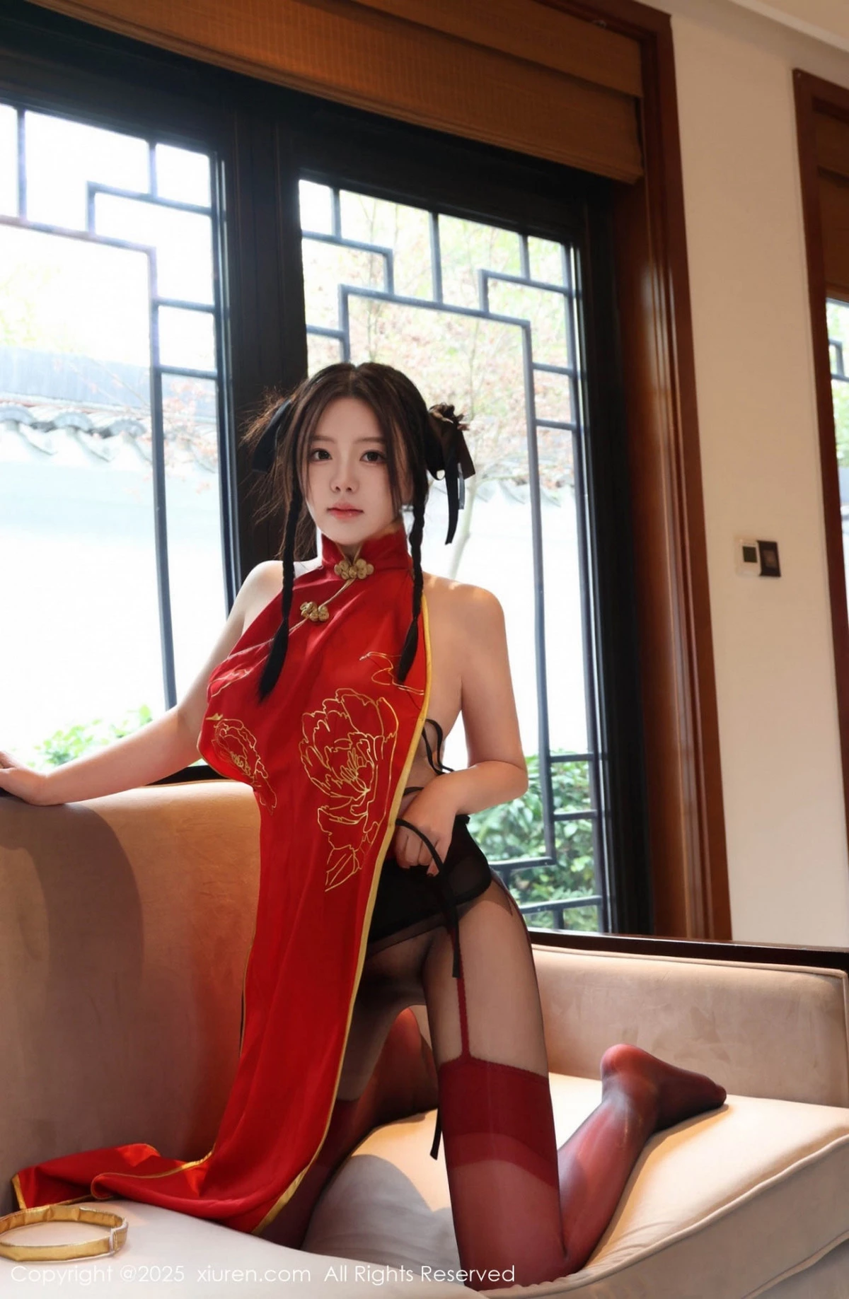 2kmn.vip_[XiuRen秀人网]No.9834_模特小薯条nienie性感红色旗袍配红丝吊袜秀曼妙身姿诱惑写真131P