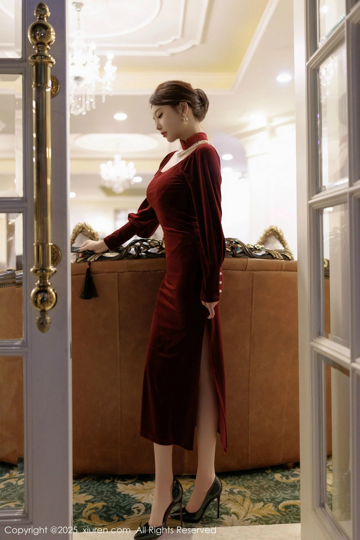 2kmn.vip_[XiuRen秀人网]No.9831_女神杨晨晨Yome性感深色旗袍+红色蕾丝内衣秀丰腴身材诱惑写真90P