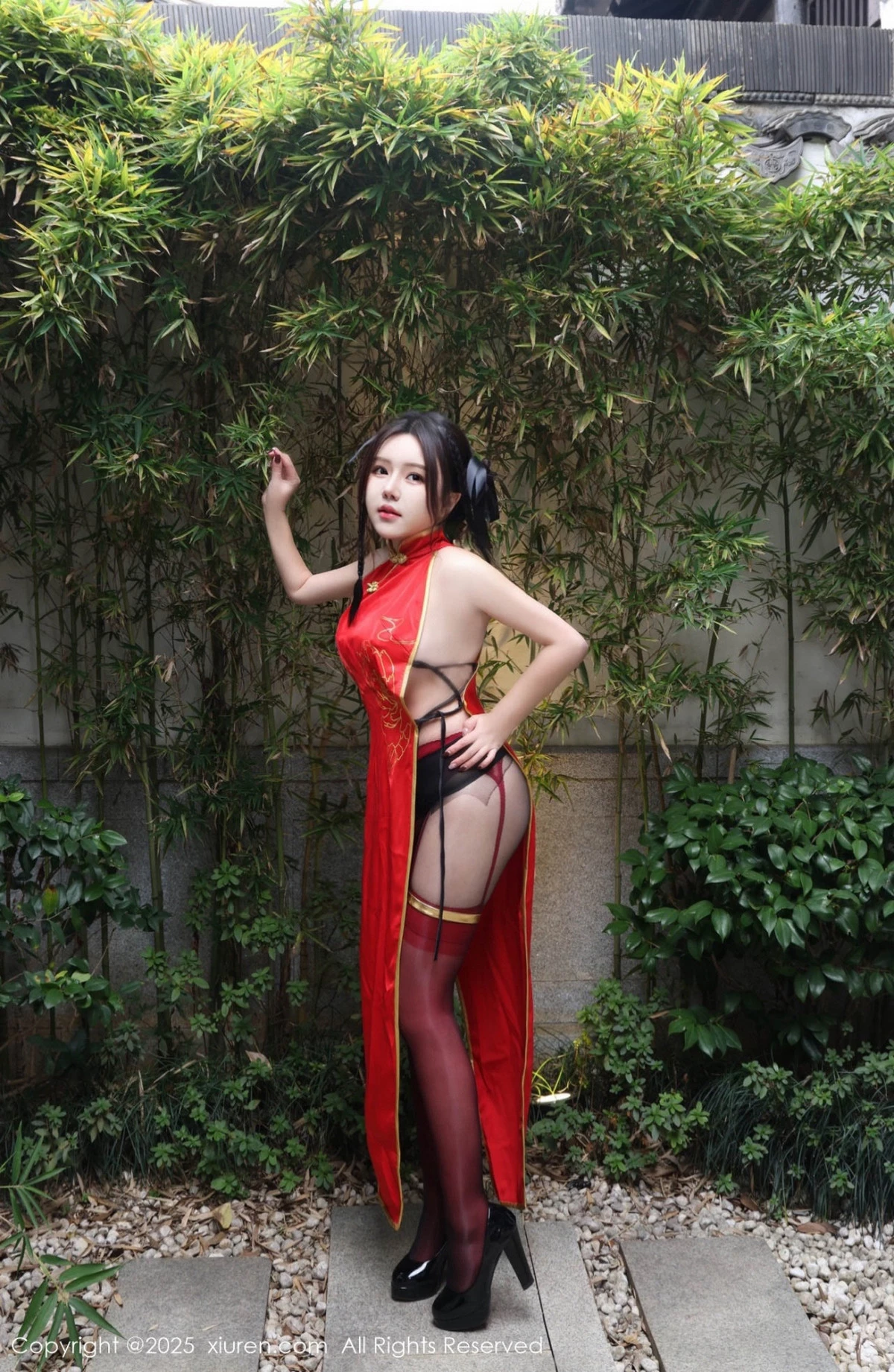 2kmn.vip_[XiuRen秀人网]No.9834_模特小薯条nienie性感红色旗袍配红丝吊袜秀曼妙身姿诱惑写真131P