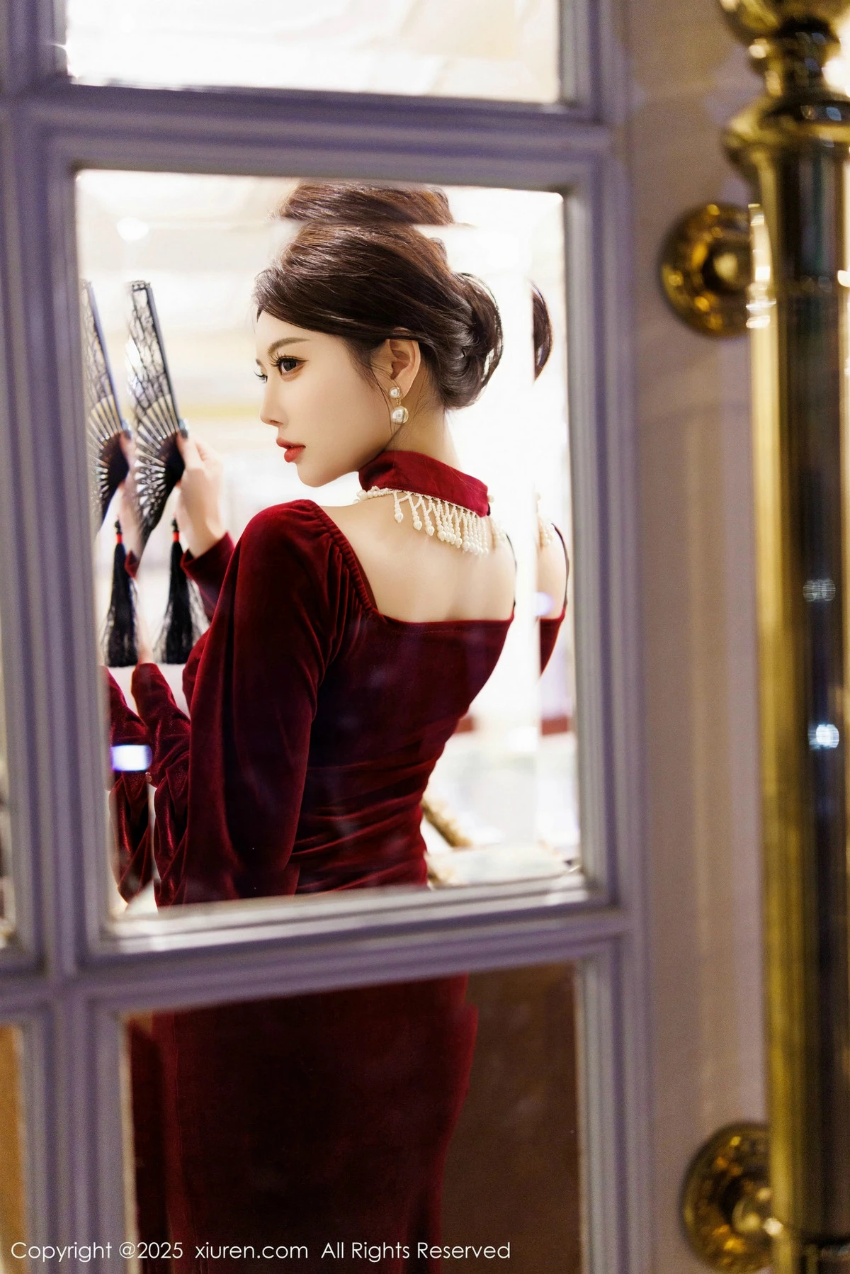 2kmn.vip_[XiuRen秀人网]No.9831_女神杨晨晨Yome性感深色旗袍+红色蕾丝内衣秀丰腴身材诱惑写真90P