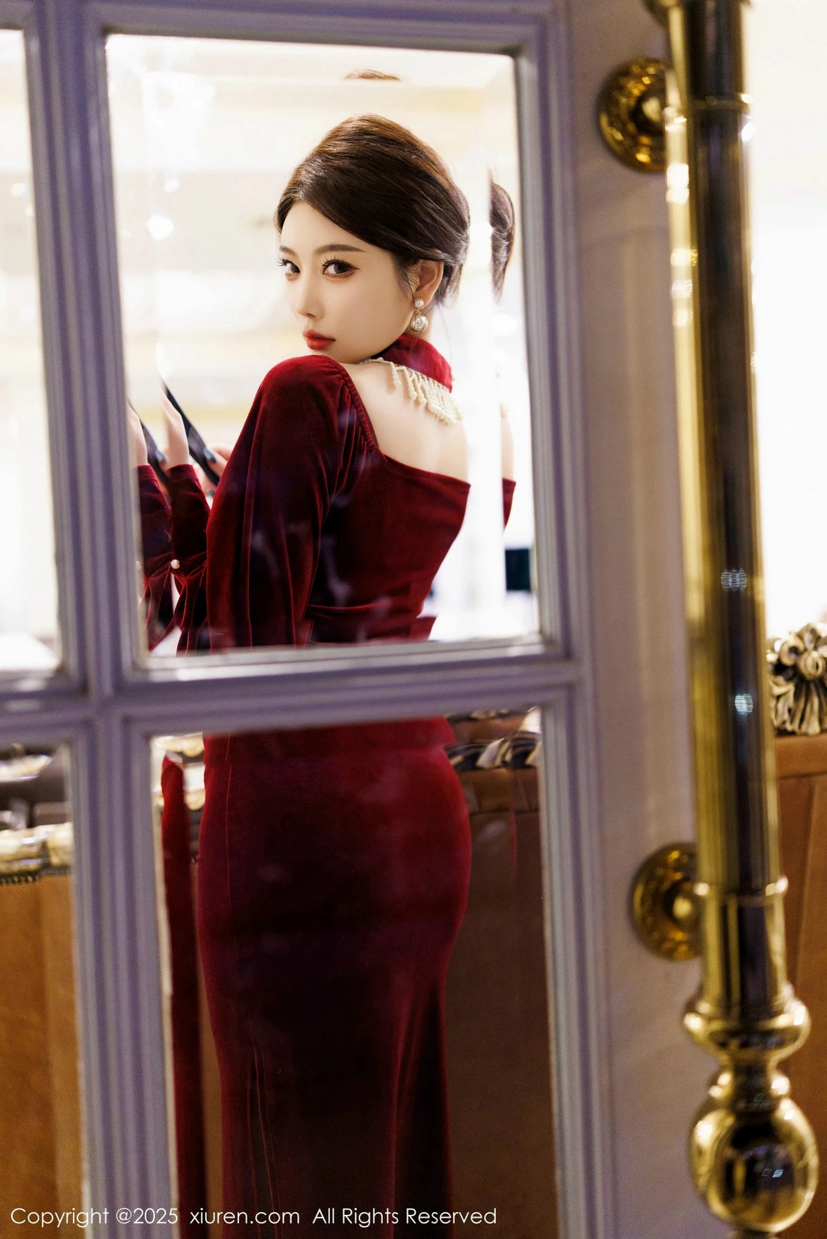 2kmn.vip_[XiuRen秀人网]No.9831_女神杨晨晨Yome性感深色旗袍+红色蕾丝内衣秀丰腴身材诱惑写真90P