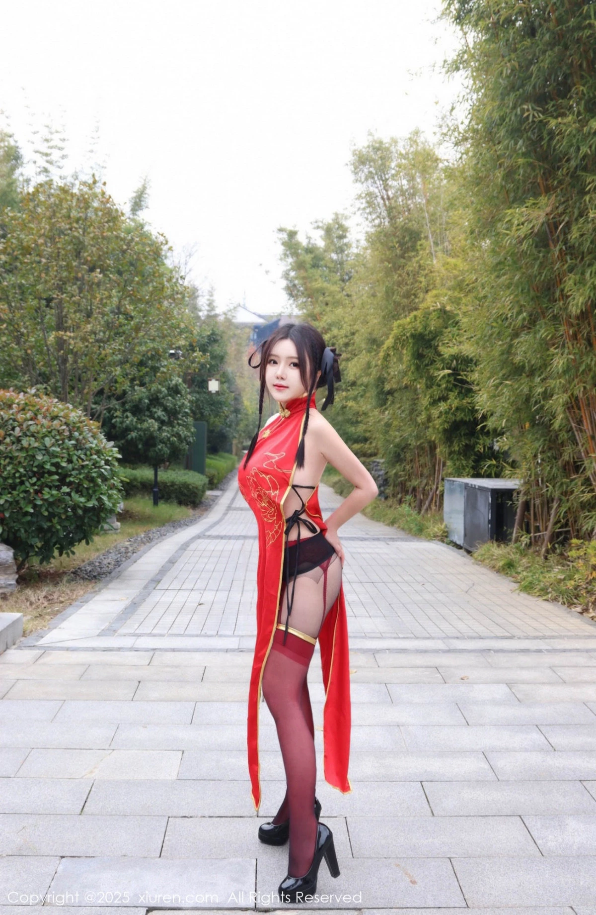 2kmn.vip_[XiuRen秀人网]No.9834_模特小薯条nienie性感红色旗袍配红丝吊袜秀曼妙身姿诱惑写真131P