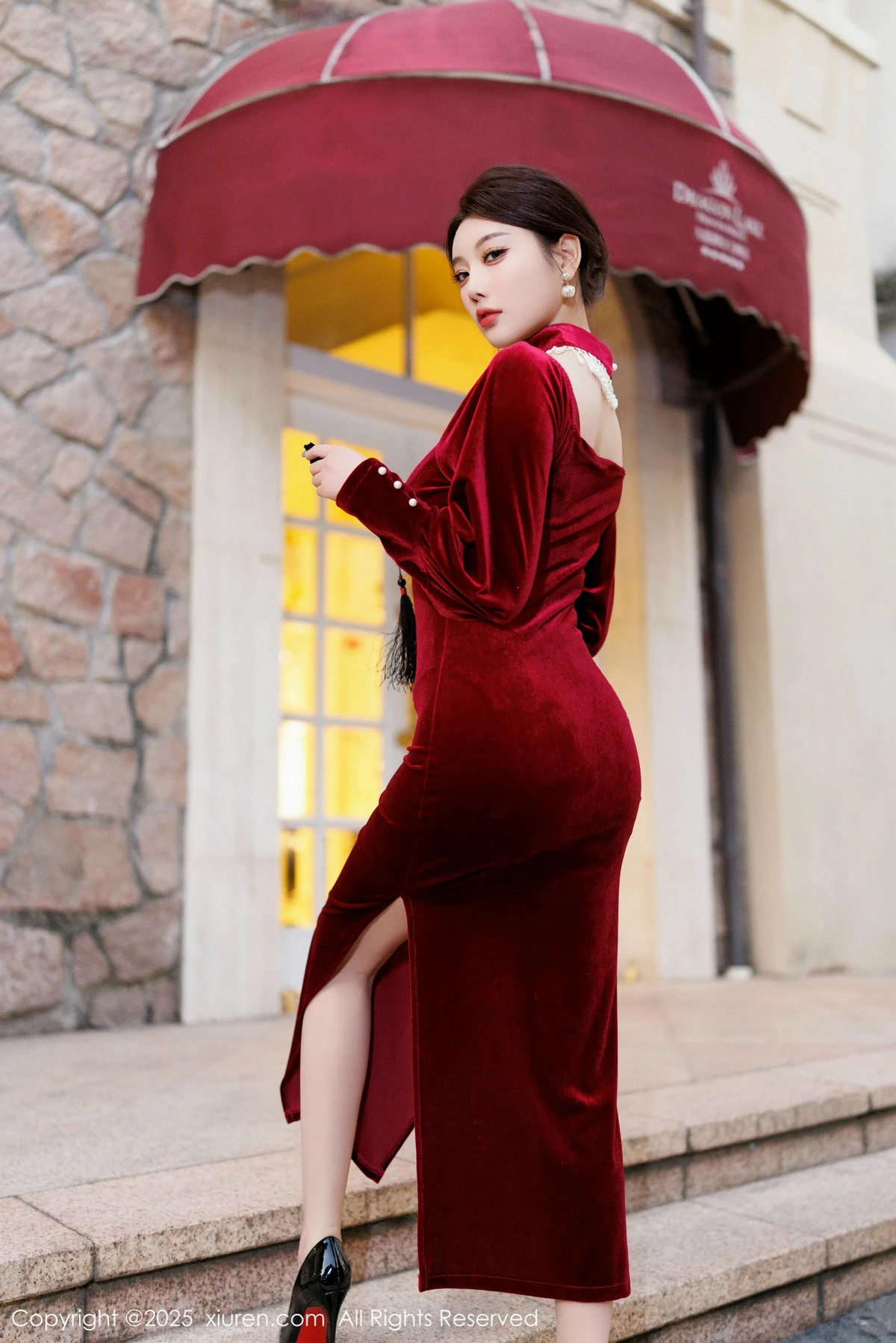 2kmn.vip_[XiuRen秀人网]No.9831_女神杨晨晨Yome性感深色旗袍+红色蕾丝内衣秀丰腴身材诱惑写真90P