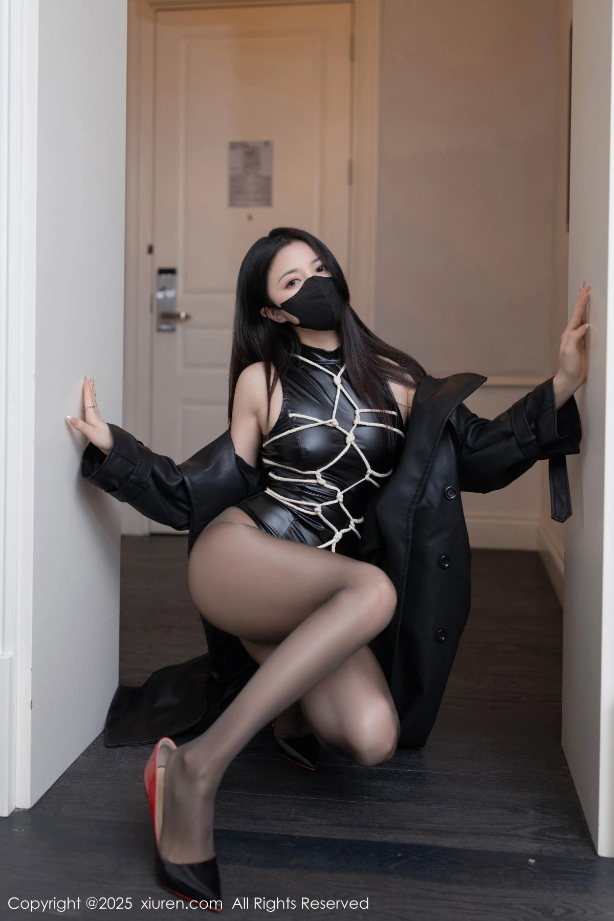 2kmn.vip_[XiuRen秀人网]No.9835_模特鱼子酱Fish性感黑色皮质服饰配超薄黑丝秀曼妙身材诱惑写真80P