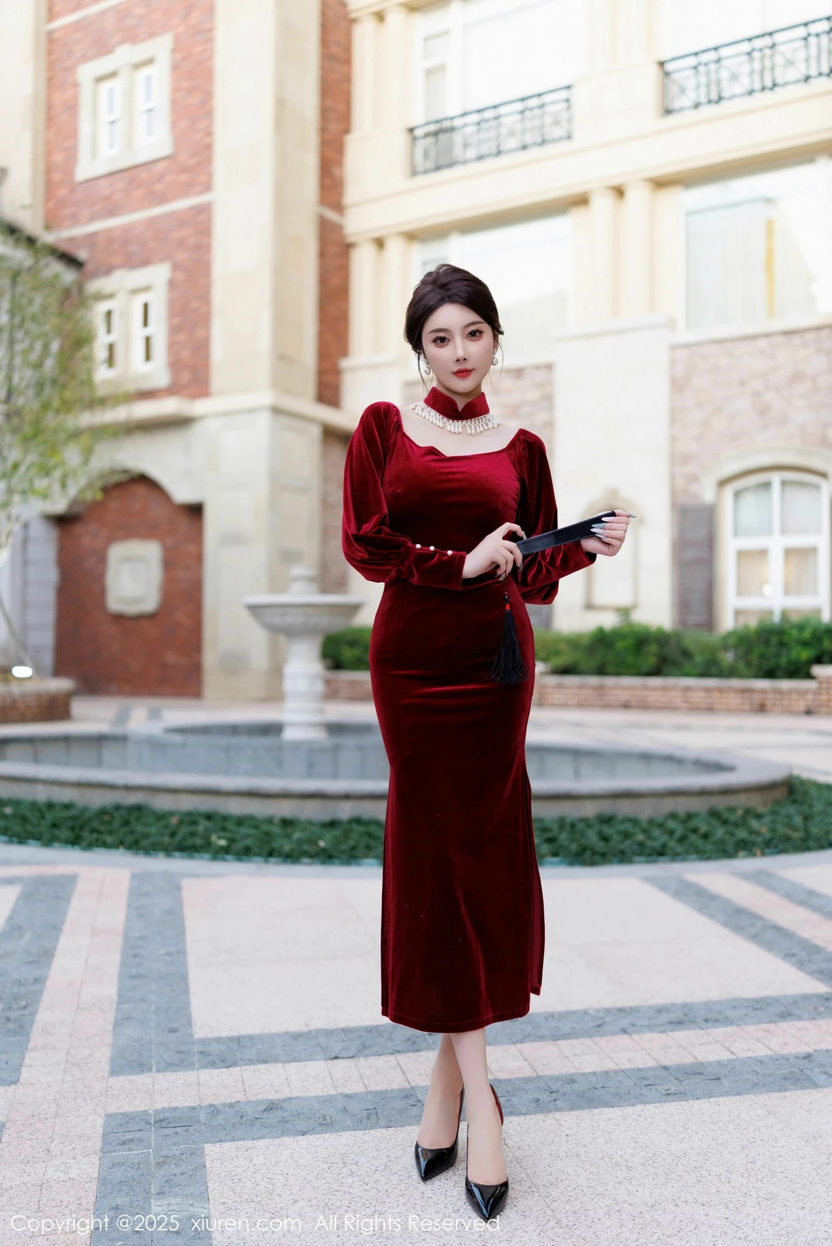 2kmn.vip_[XiuRen秀人网]No.9831_女神杨晨晨Yome性感深色旗袍+红色蕾丝内衣秀丰腴身材诱惑写真90P