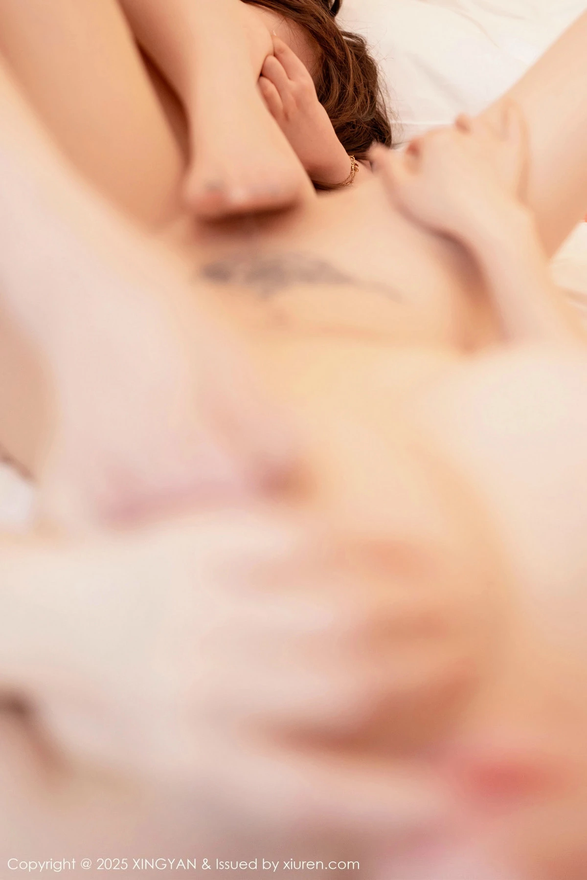 2kmn.vip_[XINGYAN星颜社]VOL.304_模特合集潘思沁＆温心怡性感红色肚兜秀丰满身材惹火诱惑写真80P