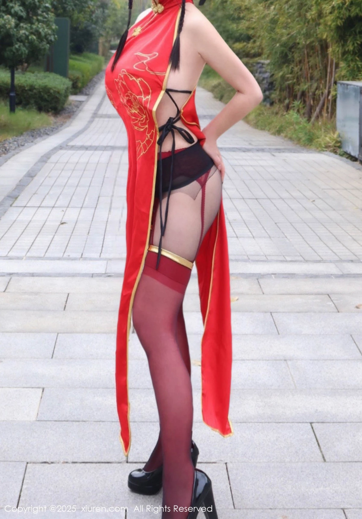 2kmn.vip_[XiuRen秀人网]No.9834_模特小薯条nienie性感红色旗袍配红丝吊袜秀曼妙身姿诱惑写真131P