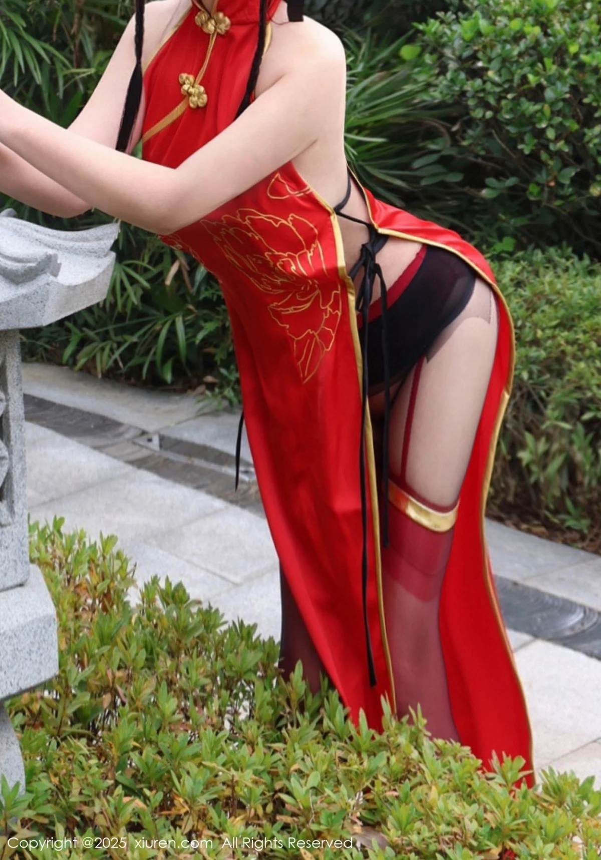 2kmn.vip_[XiuRen秀人网]No.9834_模特小薯条nienie性感红色旗袍配红丝吊袜秀曼妙身姿诱惑写真131P