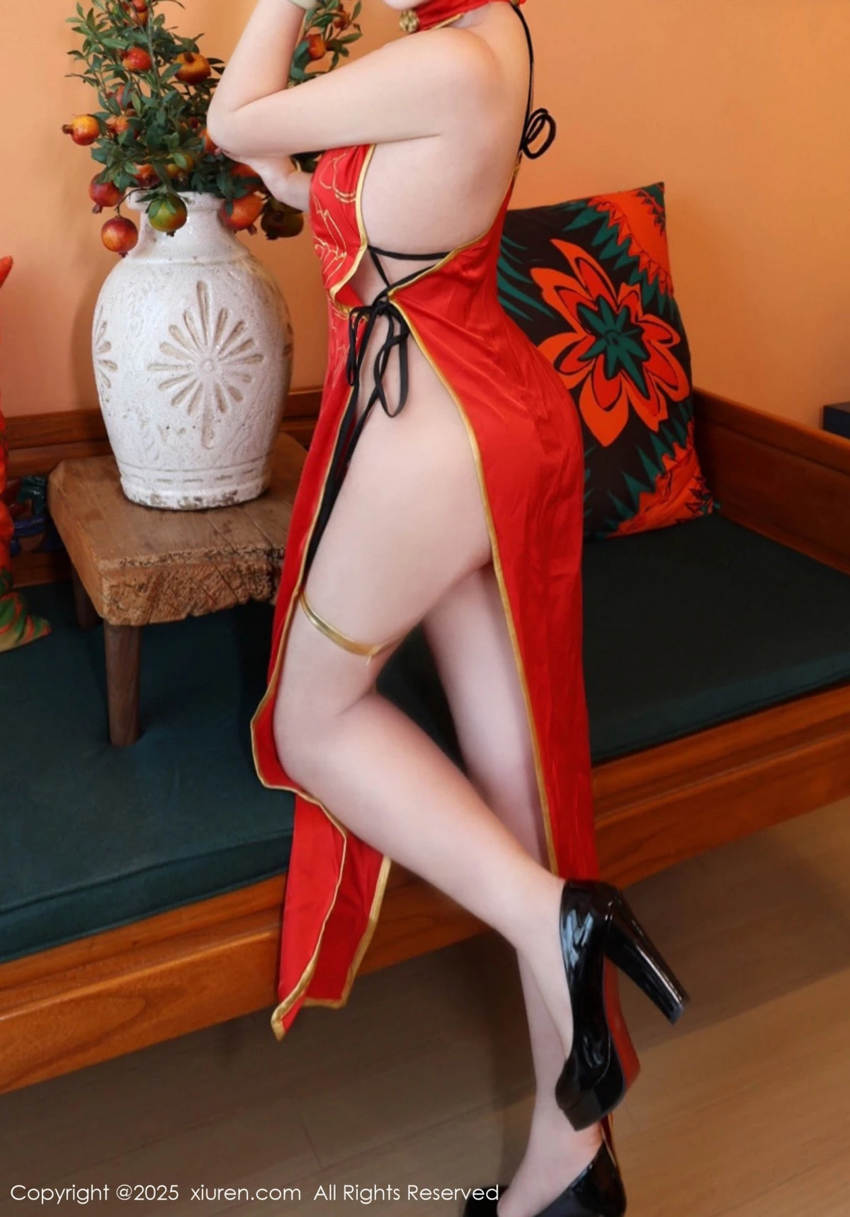 2kmn.vip_[XiuRen秀人网]No.9834_模特小薯条nienie性感红色旗袍配红丝吊袜秀曼妙身姿诱惑写真131P