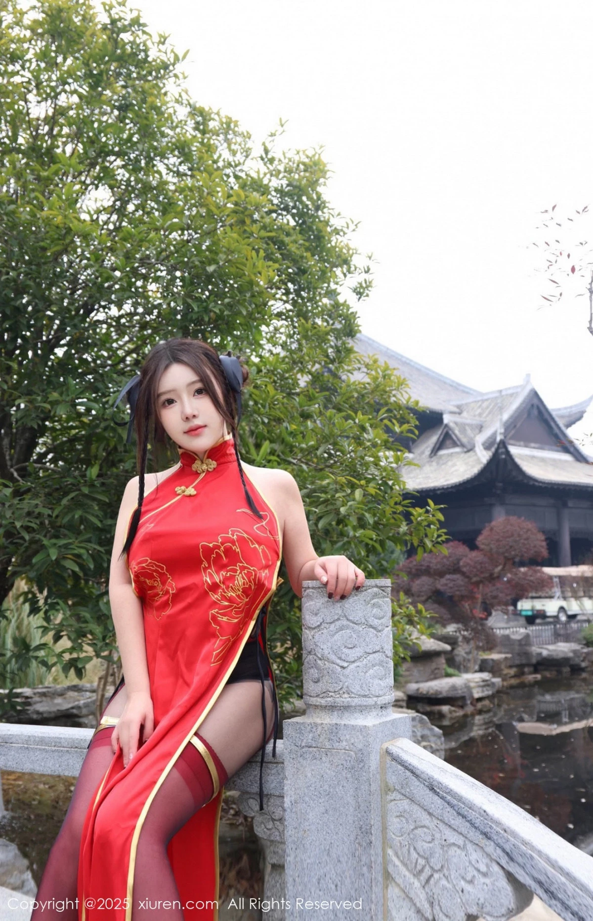 2kmn.vip_[XiuRen秀人网]No.9834_模特小薯条nienie性感红色旗袍配红丝吊袜秀曼妙身姿诱惑写真131P